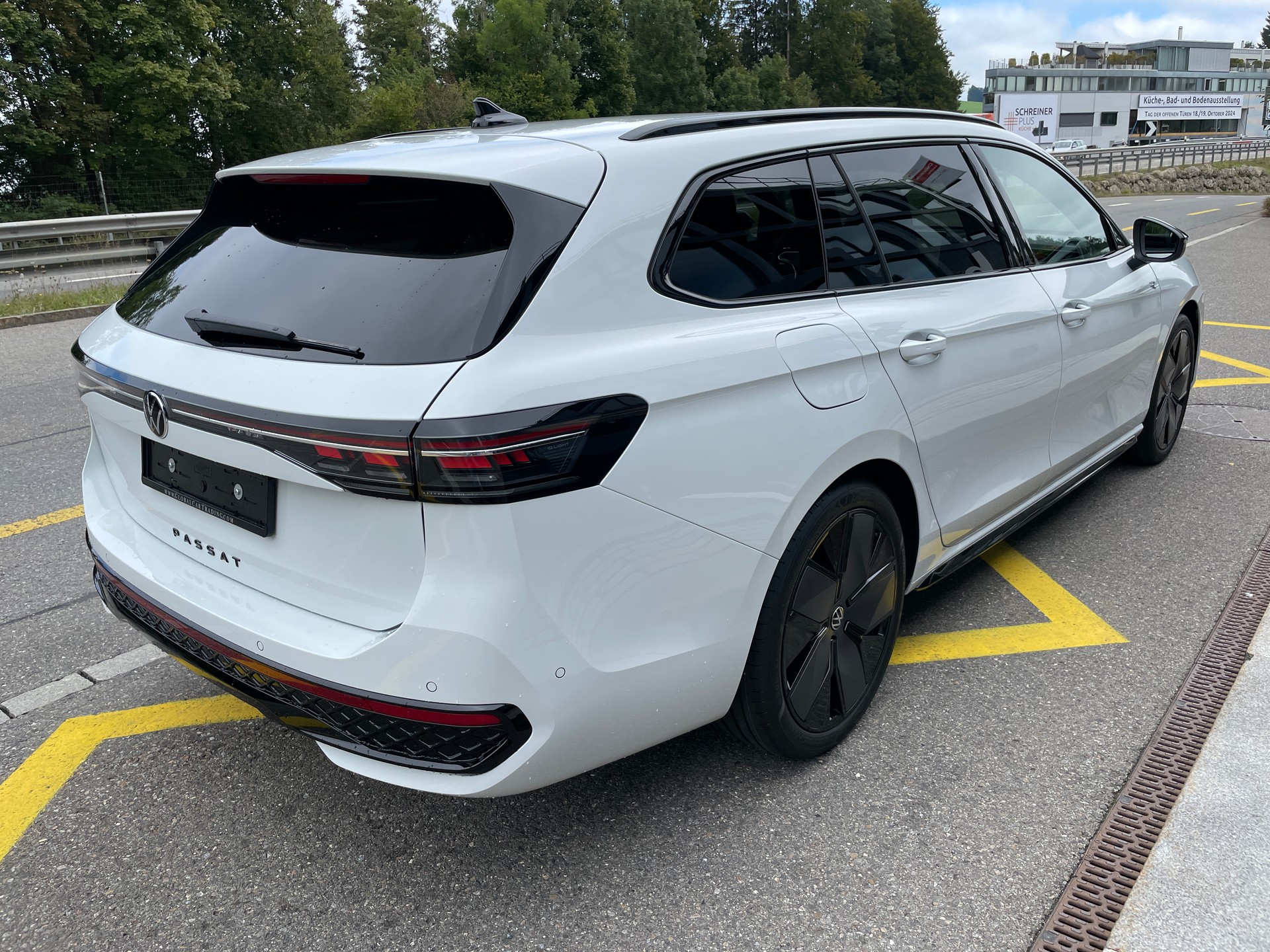 VW Passat SC 1.5 eTSI 150 DSG R-Line inkl. Park & Comfort mit Safe-Sicherung-image-4