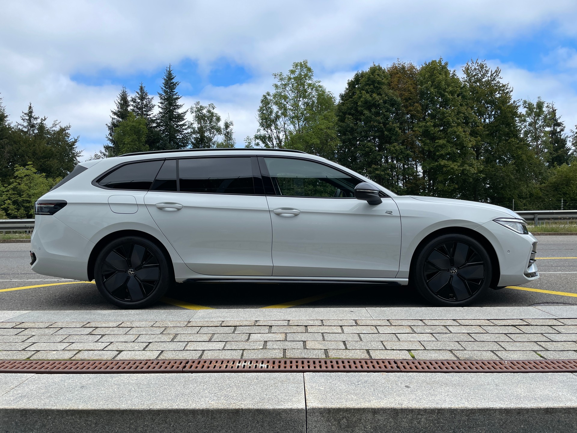 VW Passat SC 1.5 eTSI 150 DSG R-Line inkl. Park & Comfort mit Safe-Sicherung-image-3