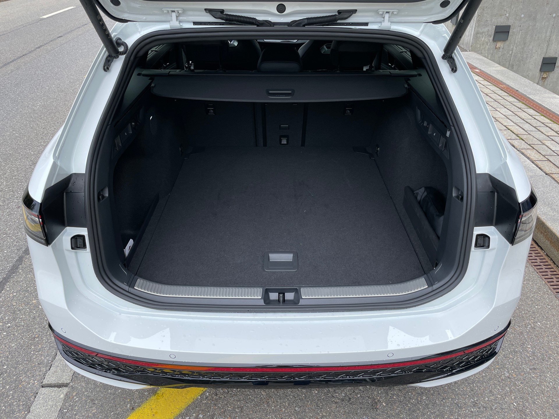 VW Passat SC 1.5 eTSI 150 DSG R-Line inkl. Park & Comfort mit Safe-Sicherung-image-6