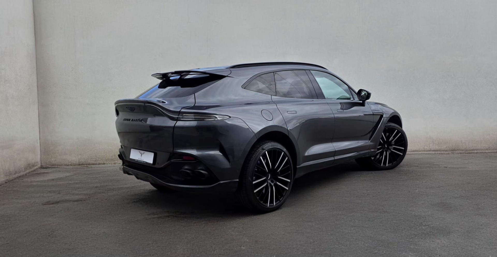 ASTON MARTIN DBX 4.0 V8-image-1