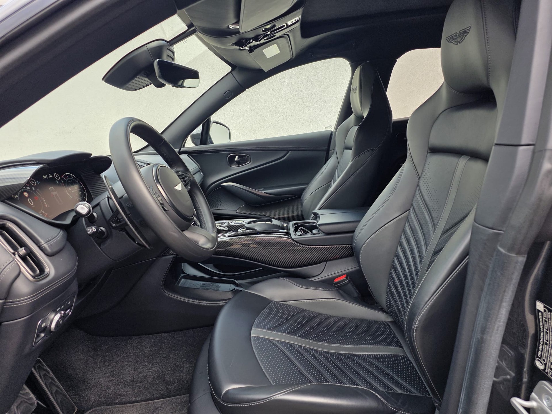 ASTON MARTIN DBX 4.0 V8-image-6