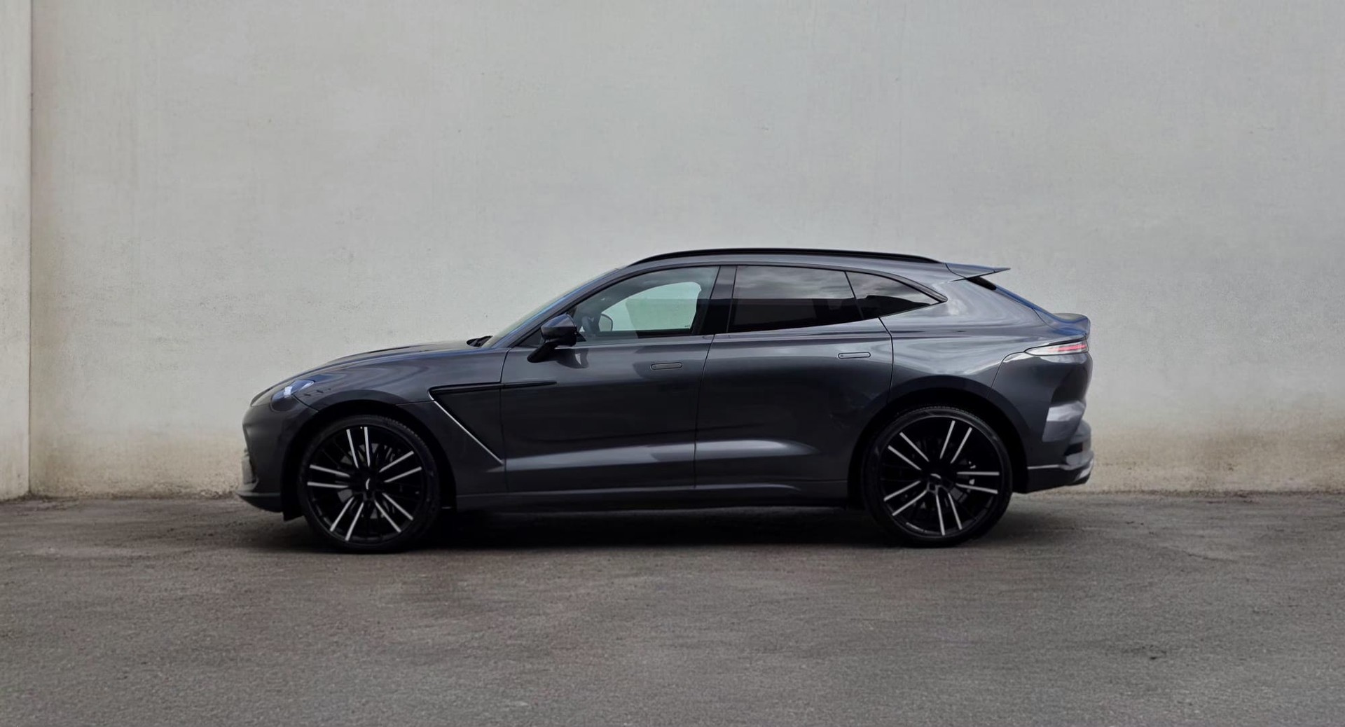 ASTON MARTIN DBX 4.0 V8-image-2
