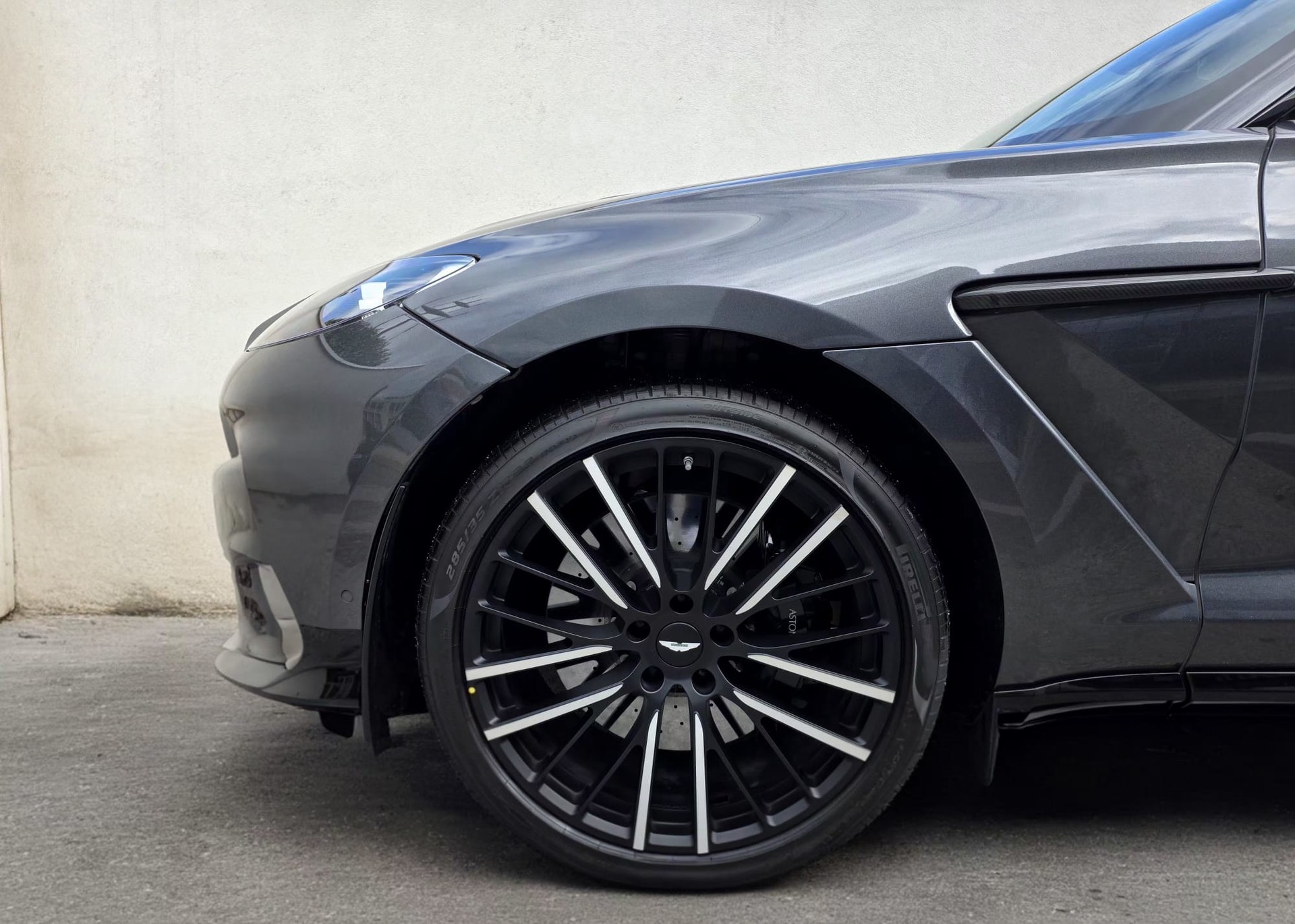 ASTON MARTIN DBX 4.0 V8-image-11