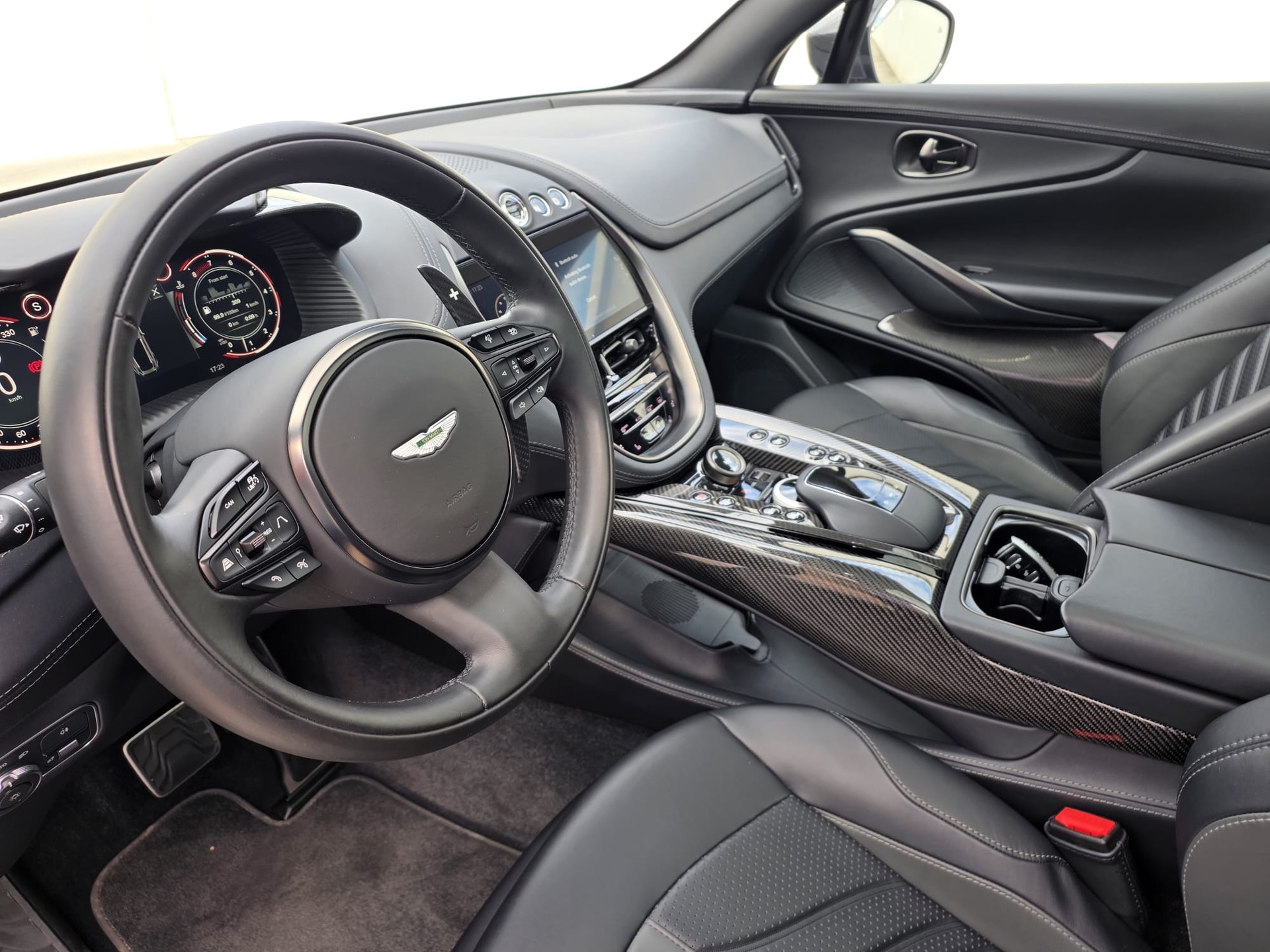 ASTON MARTIN DBX 4.0 V8-image-7