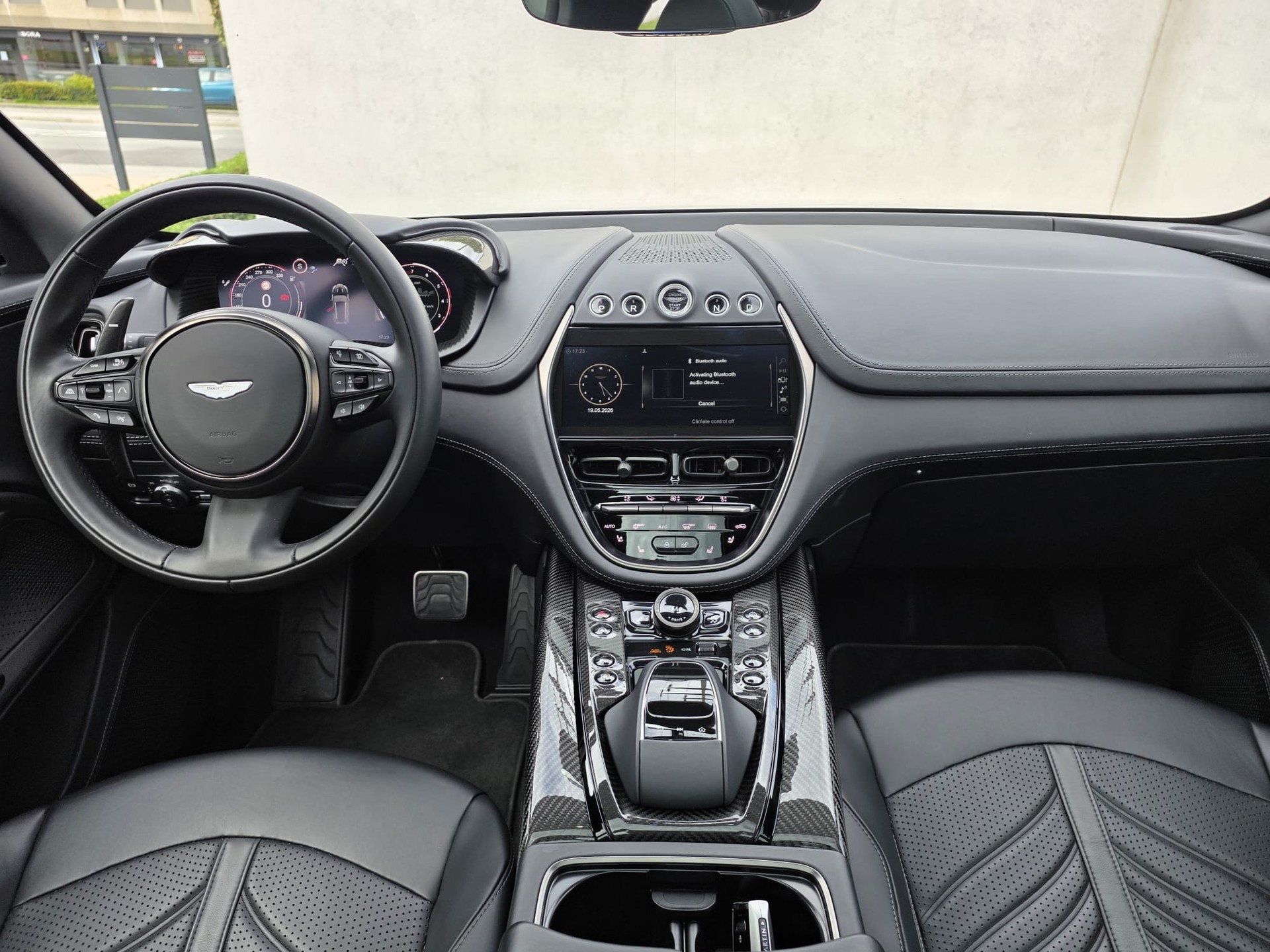 ASTON MARTIN DBX 4.0 V8-image-8