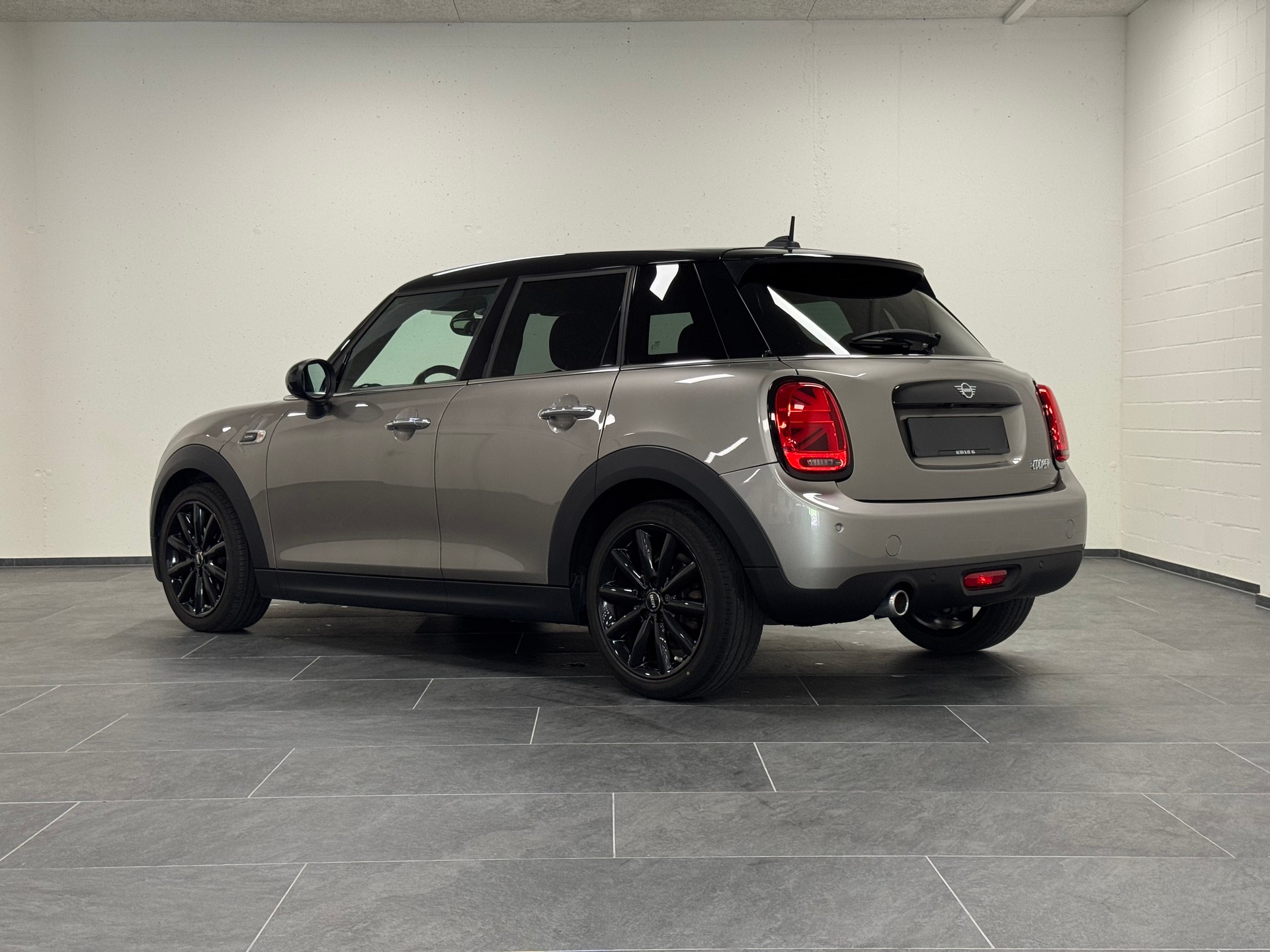 MINI Cooper Blackyard-image-2