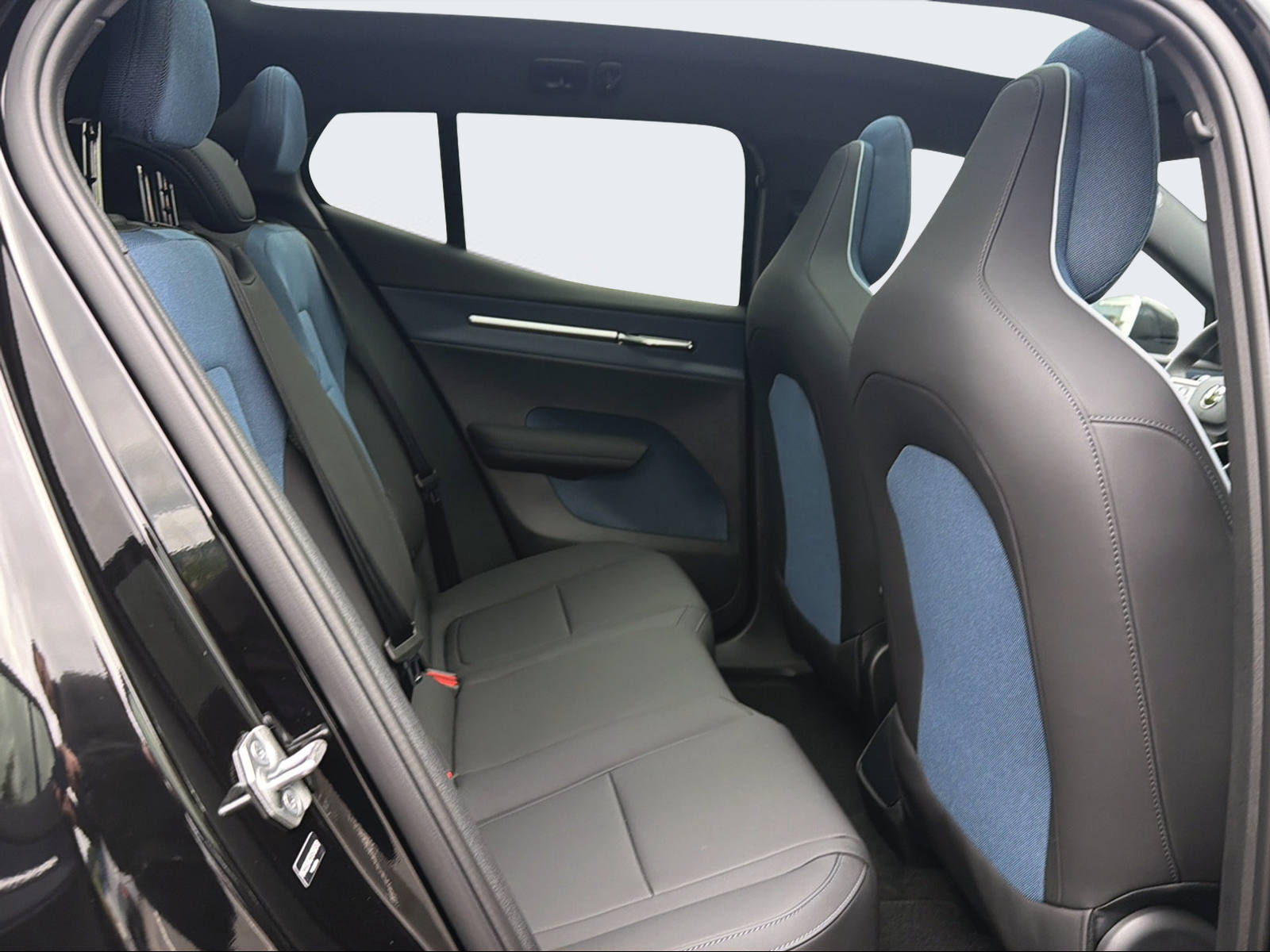 VOLVO EX 30 E60 Twin Ultra Performance Sw. Black Ed. AWD-image-12