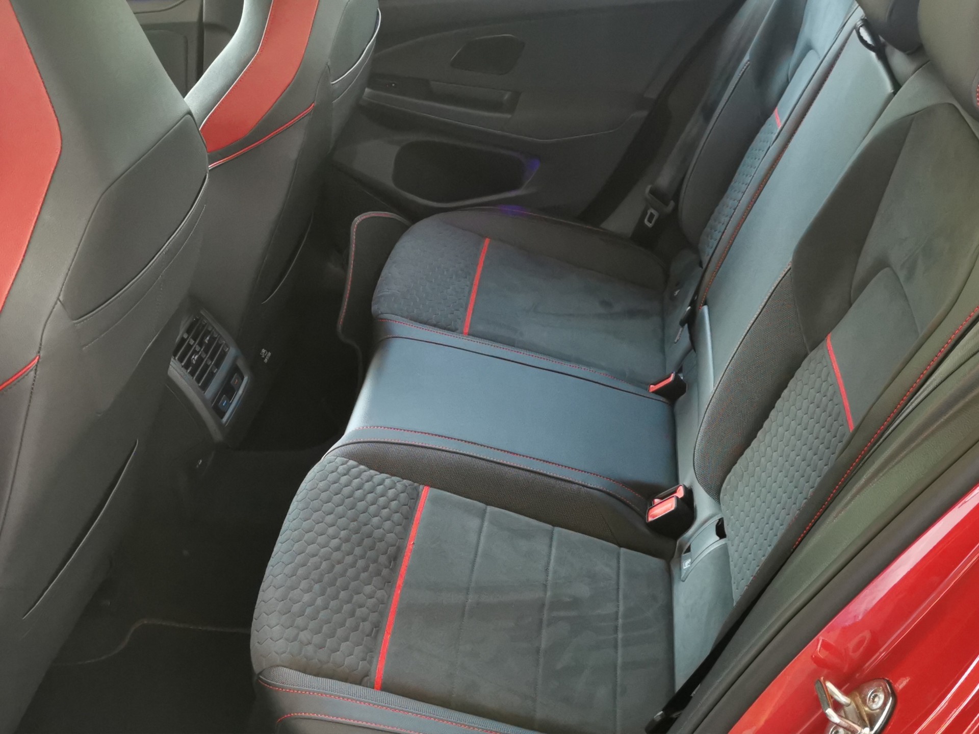 VW Golf 2.0 TSI GTI Clubsport DSG-image-13