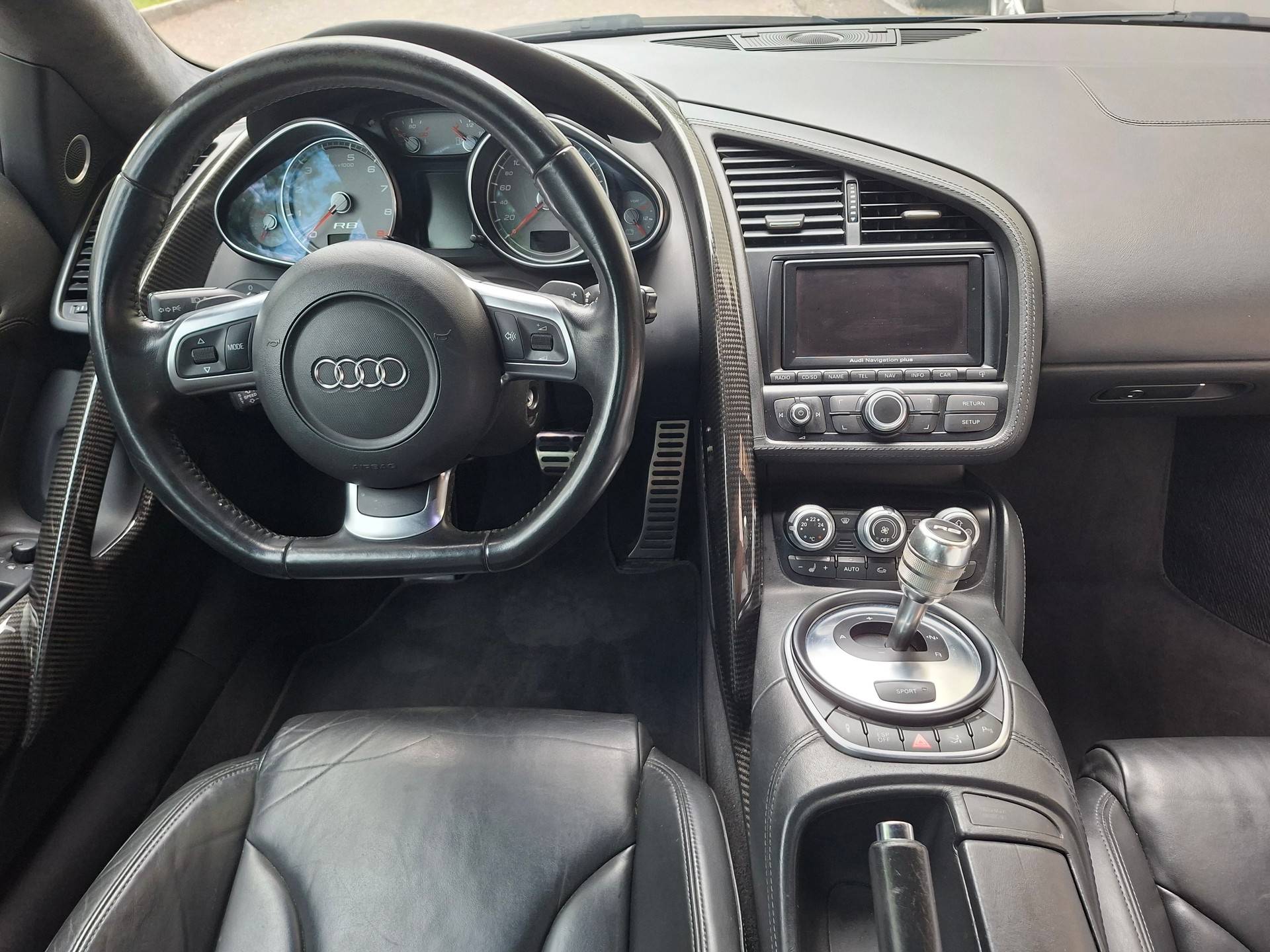 AUDI R8 Coupé 4.2-image-8