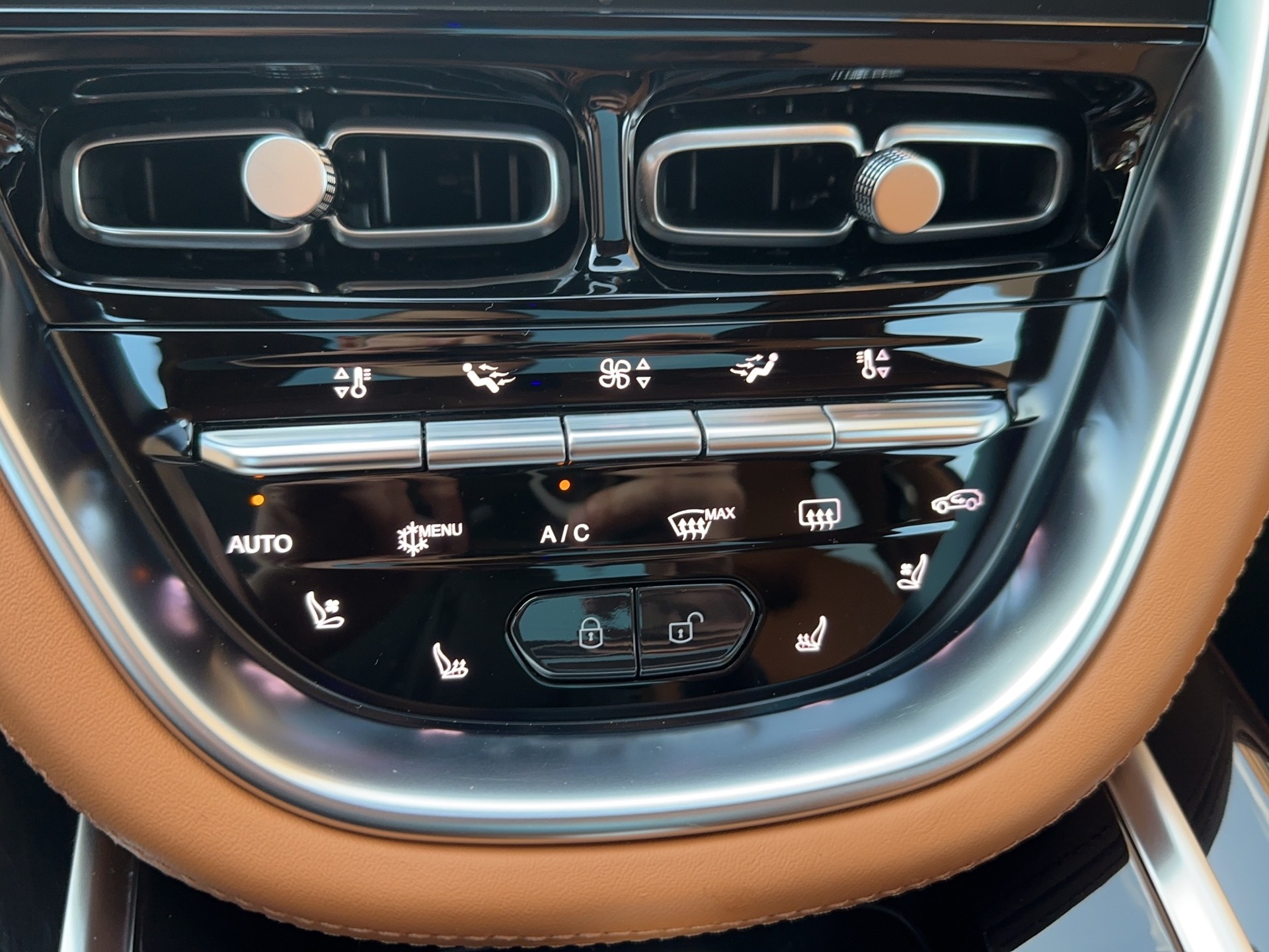 ASTON MARTIN DBX 4.0 V8 (CH)-image-19