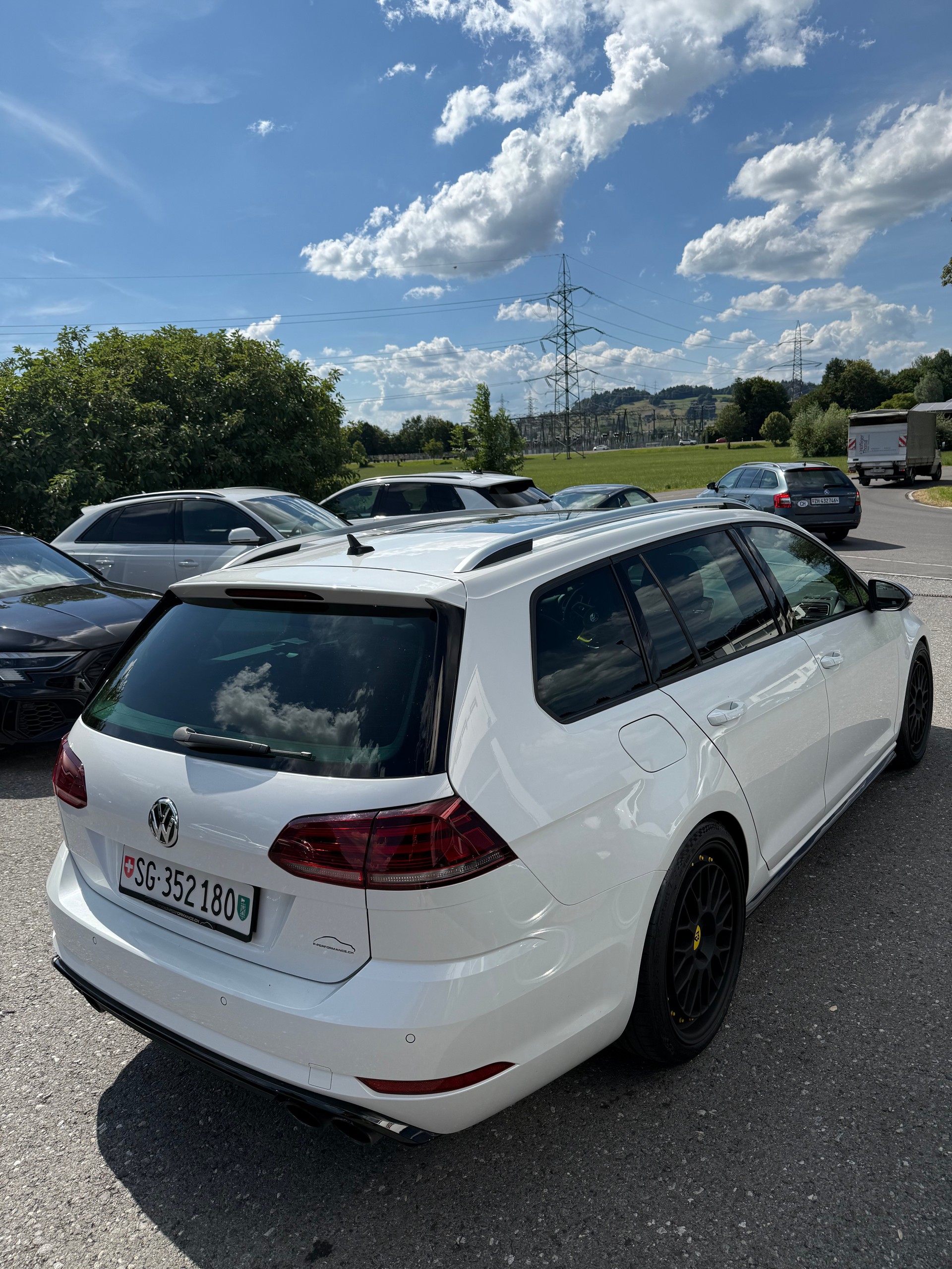 VW Golf Variant 2.0 TSI R 4Motion DSG-image-3