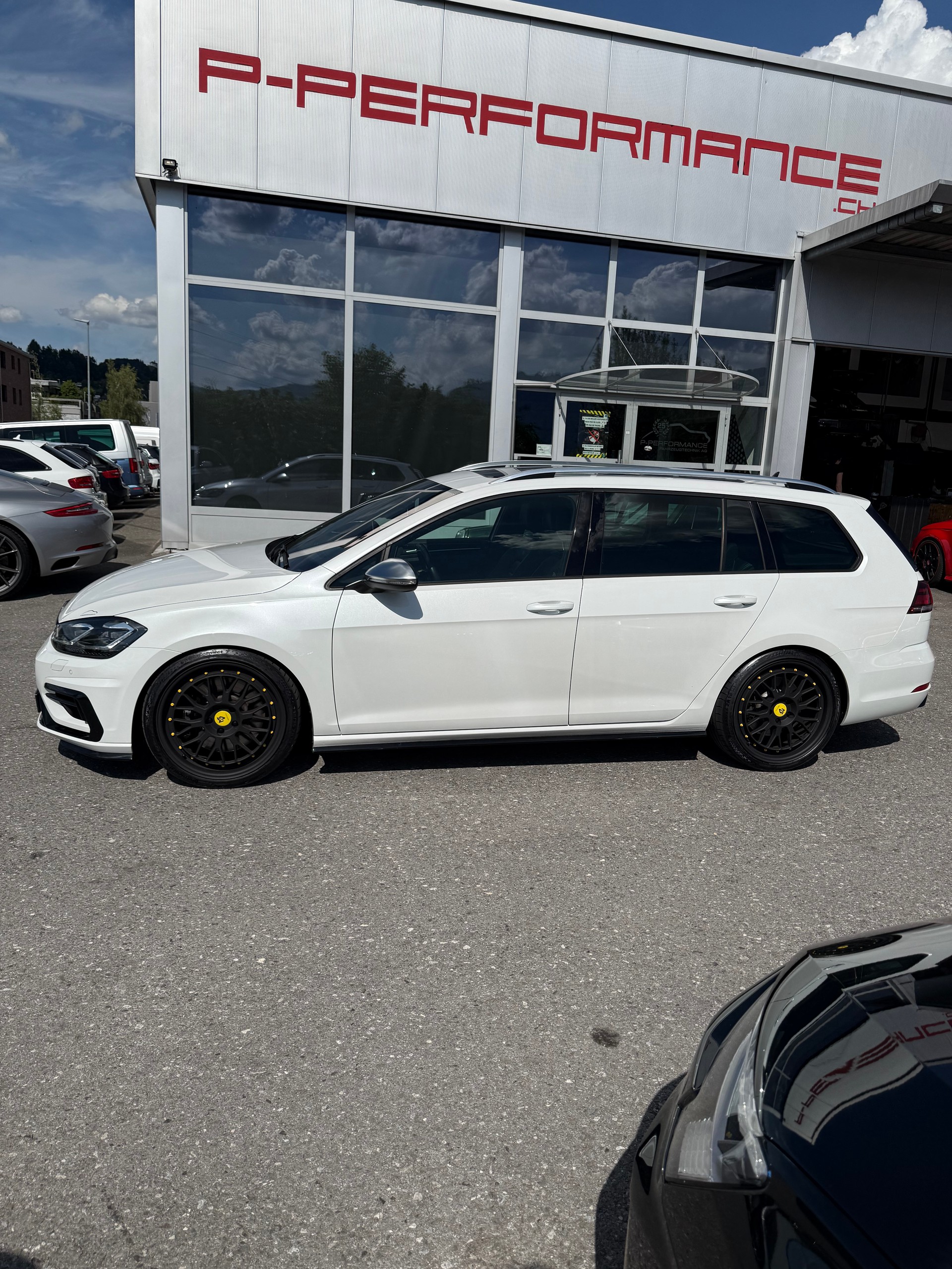 VW Golf Variant 2.0 TSI R 4Motion DSG-image-1