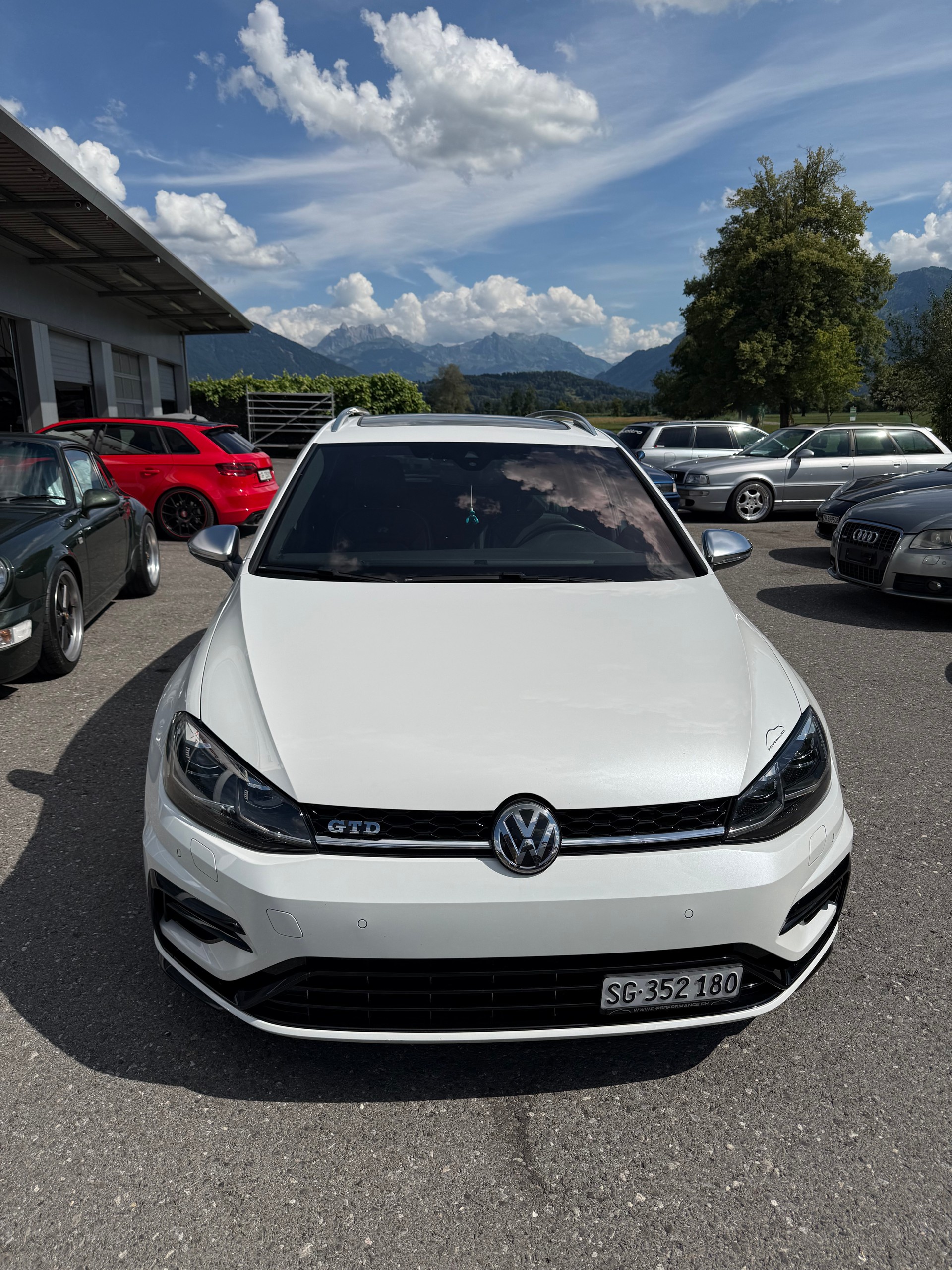VW Golf Variant 2.0 TSI R 4Motion DSG-image-0