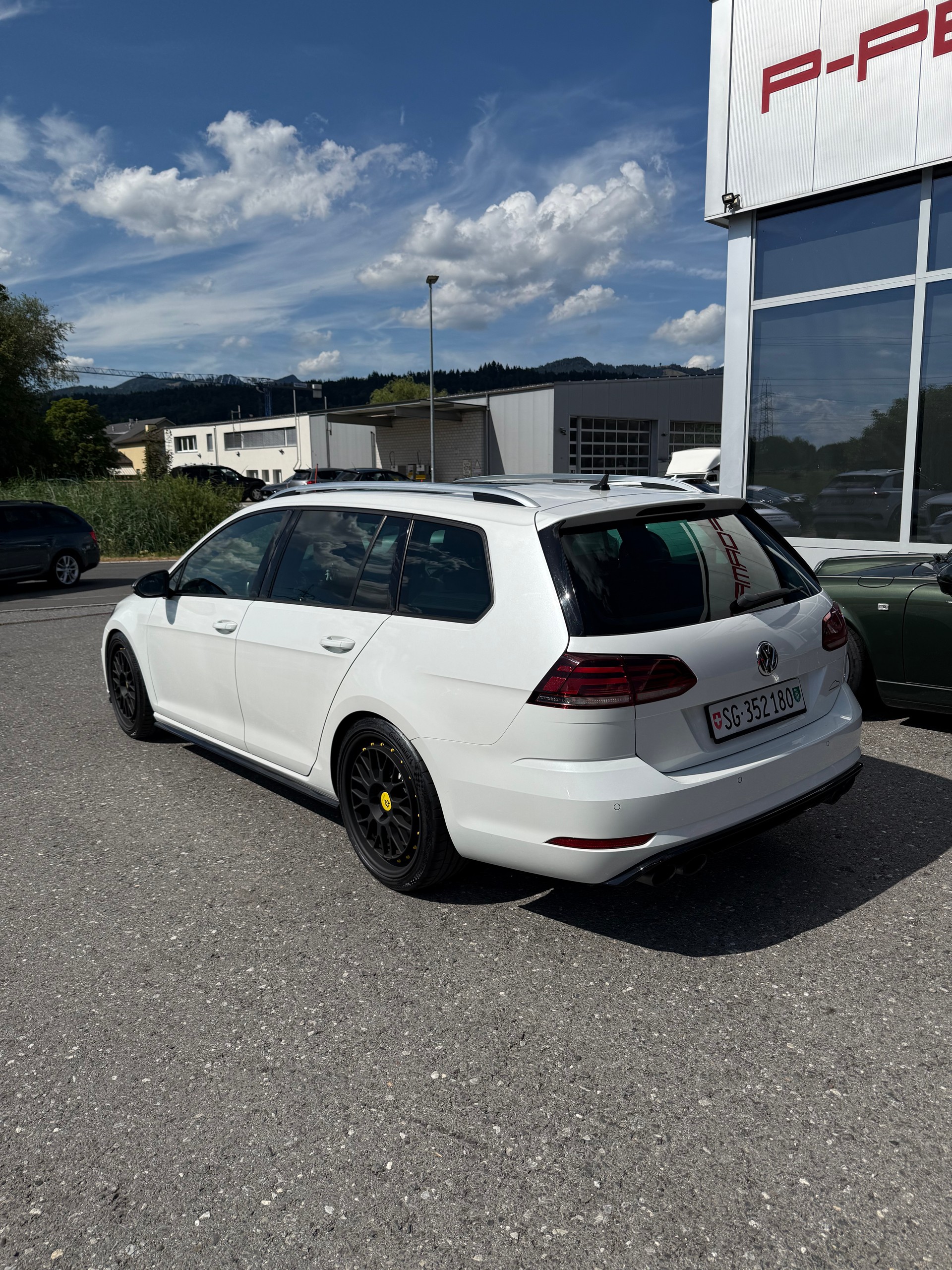VW Golf Variant 2.0 TSI R 4Motion DSG-image-2
