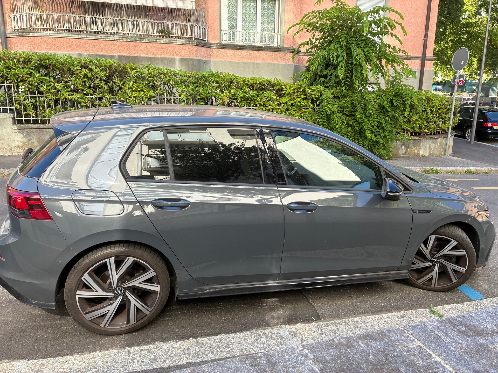 VW 2.0 TDI R-Line DSG 4motion-image-1