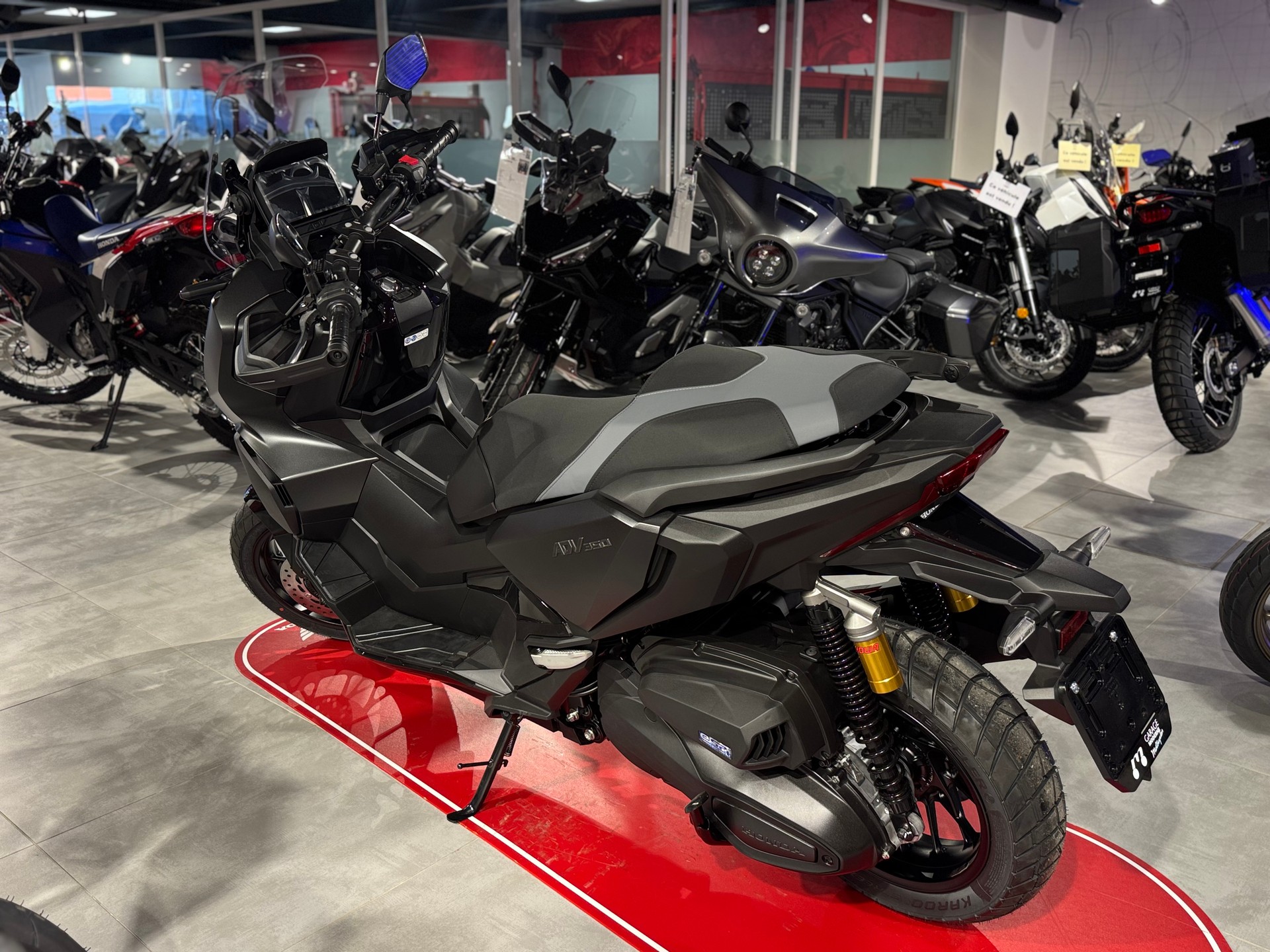 HONDA ADV 350-showroom-element-3