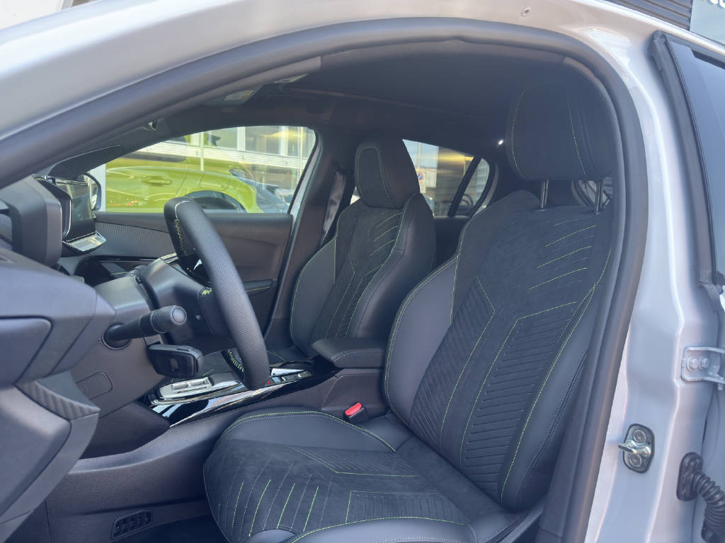PEUGEOT 208 1.2 Hybrid 145 GT Exclusive-image-4