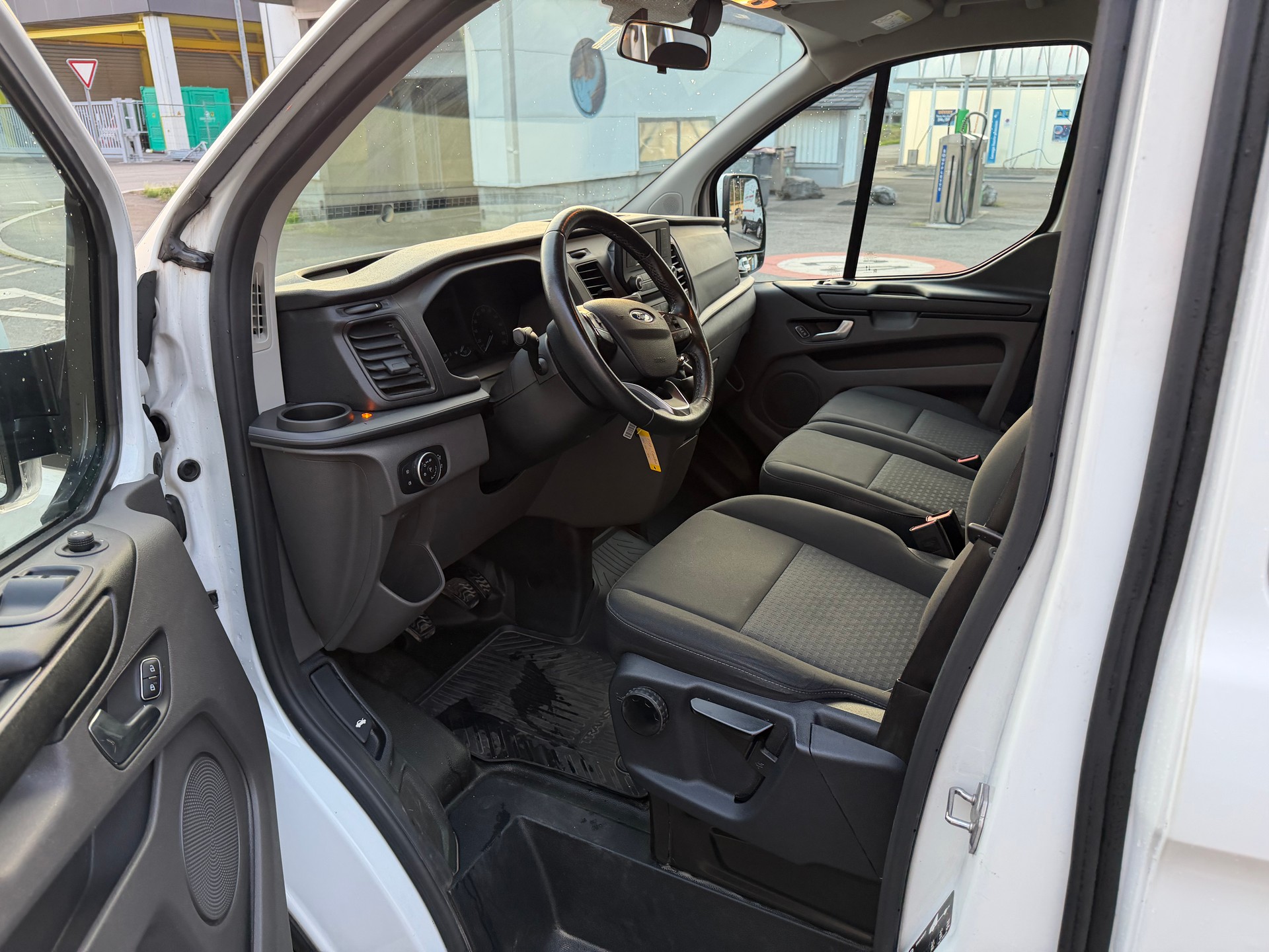 FORD Transit Custom 320 L1H1 Trend —-9 PLACES-image-14