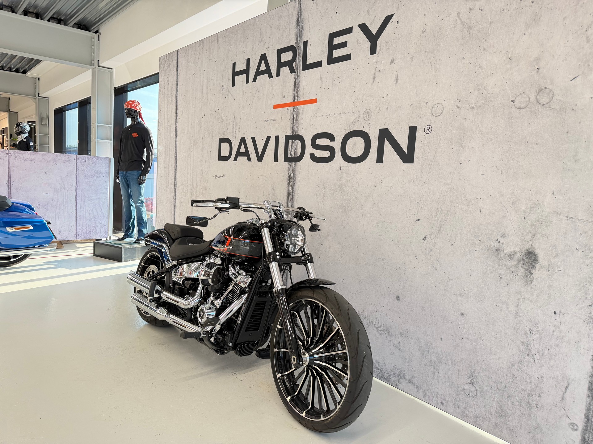 HARLEY-DAVIDSON FXBR Breakout 117-showroom-element-1