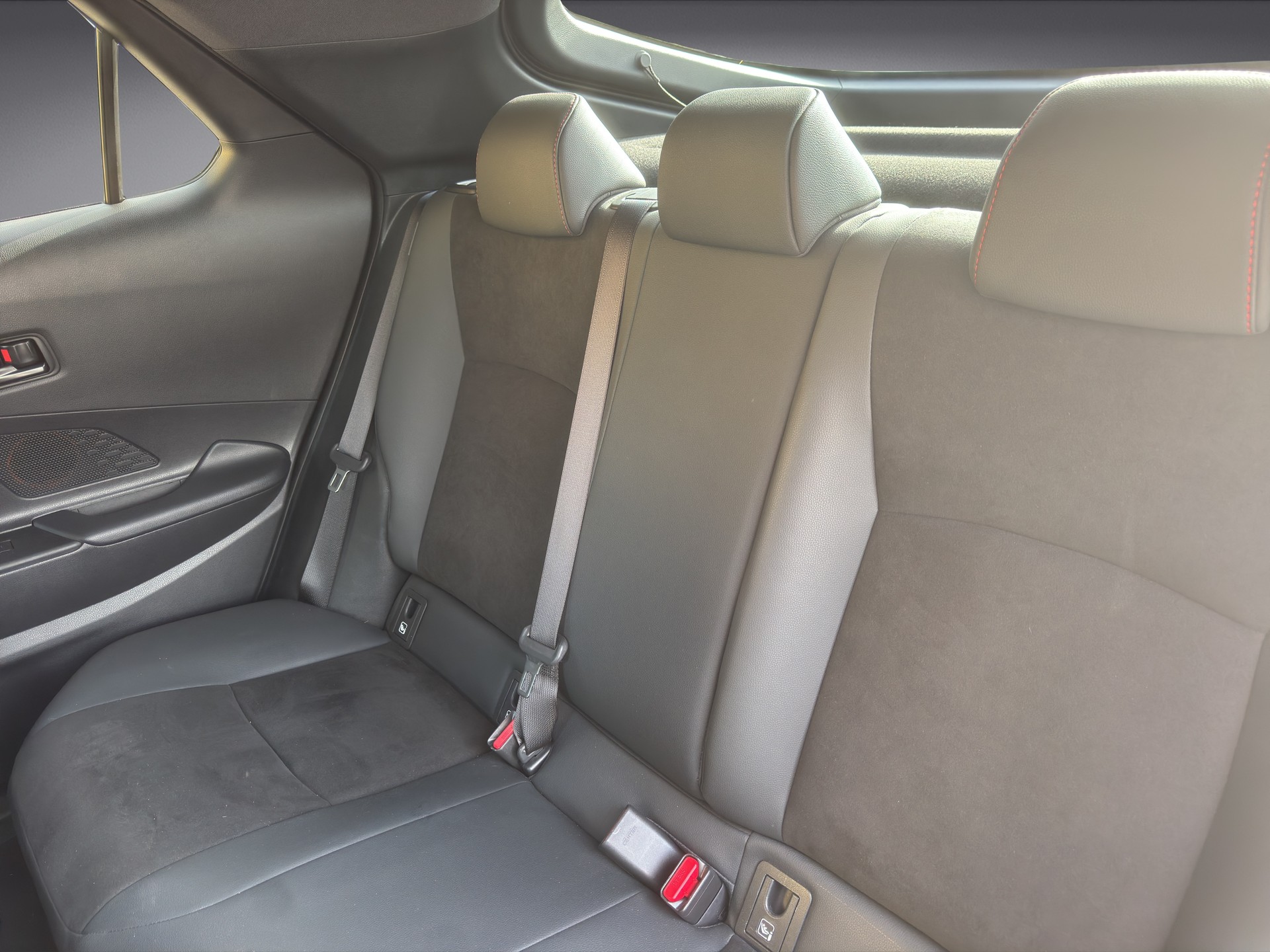 TOYOTA C-HR 2.0 PHEV GR Sport-image-13