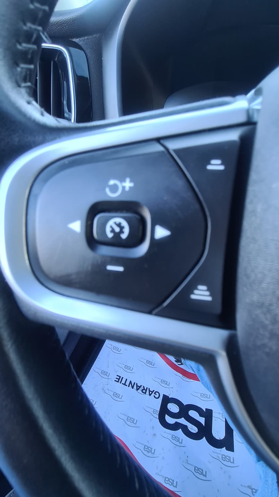 VOLVO V60 D3 AWD Momentum Geartronic ** CH-Fahrzeug mit Gratis Service Paket 150000 km oder 10 Jahre **-image-8