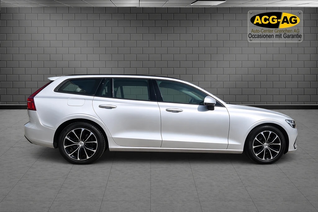 VOLVO V60 D3 AWD Momentum Geartronic ** CH-Fahrzeug mit Gratis Service Paket 150000 km oder 10 Jahre **-image-5