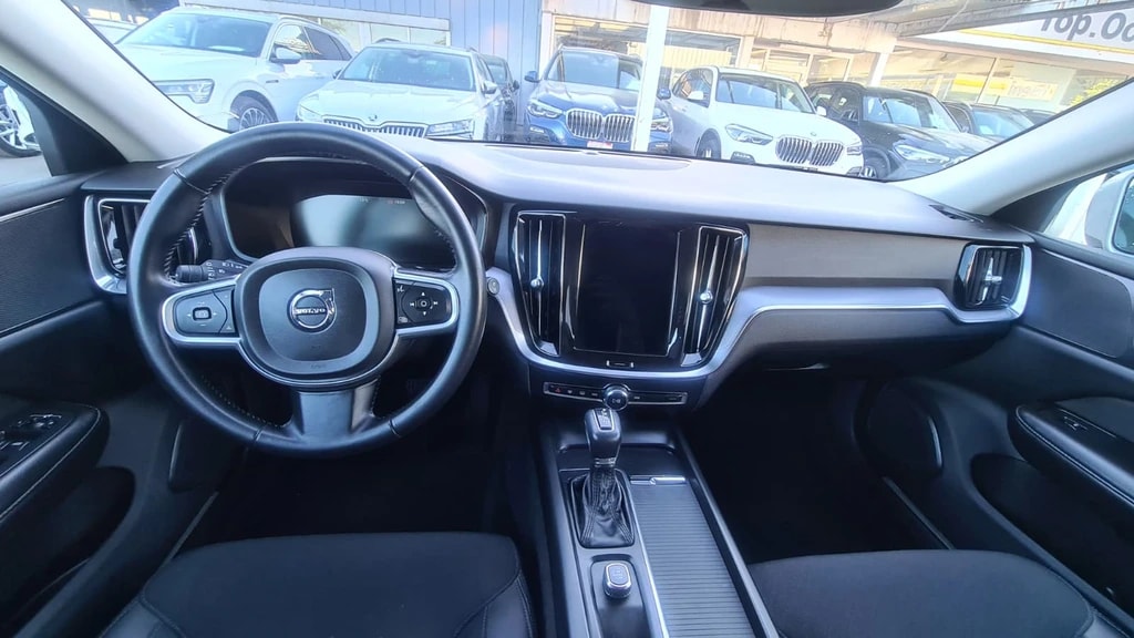 VOLVO V60 D3 AWD Momentum Geartronic ** CH-Fahrzeug mit Gratis Service Paket 150000 km oder 10 Jahre **-image-12