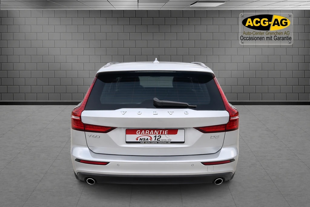 VOLVO V60 D3 AWD Momentum Geartronic ** CH-Fahrzeug mit Gratis Service Paket 150000 km oder 10 Jahre **-image-4