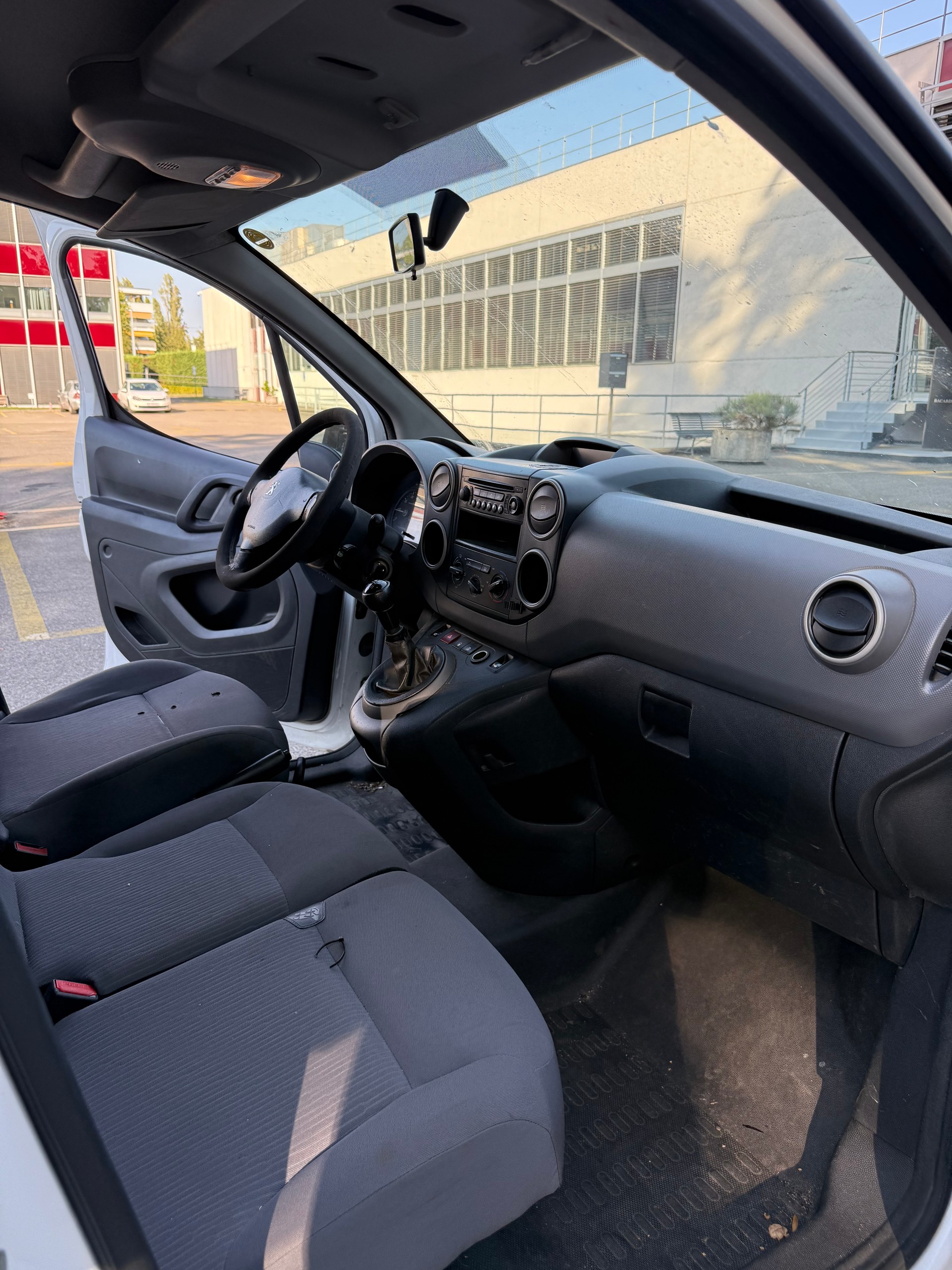 PEUGEOT Partner 1.6 e-HDI Urban Pack-image-7