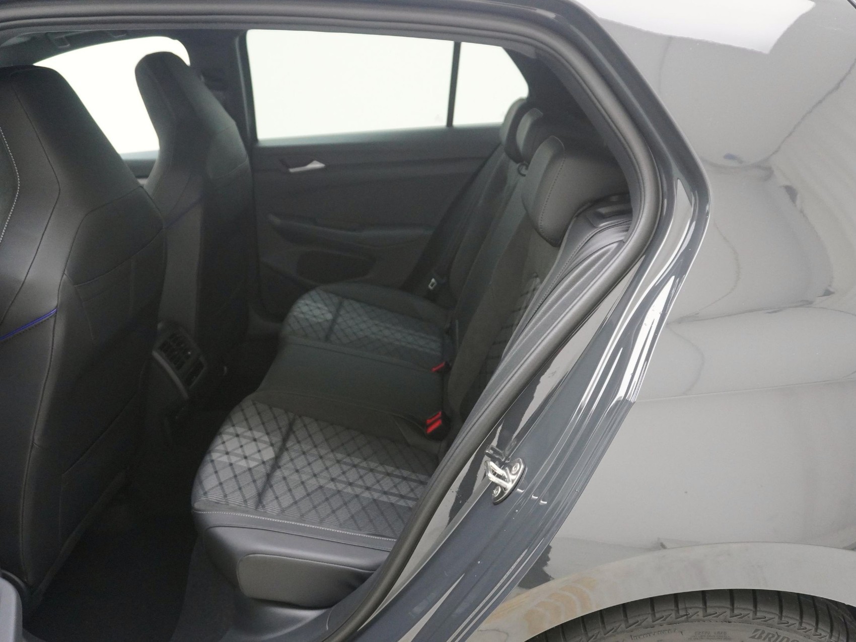 VW Golf VIII 1.5 eTSI R-Line DSG-image-13