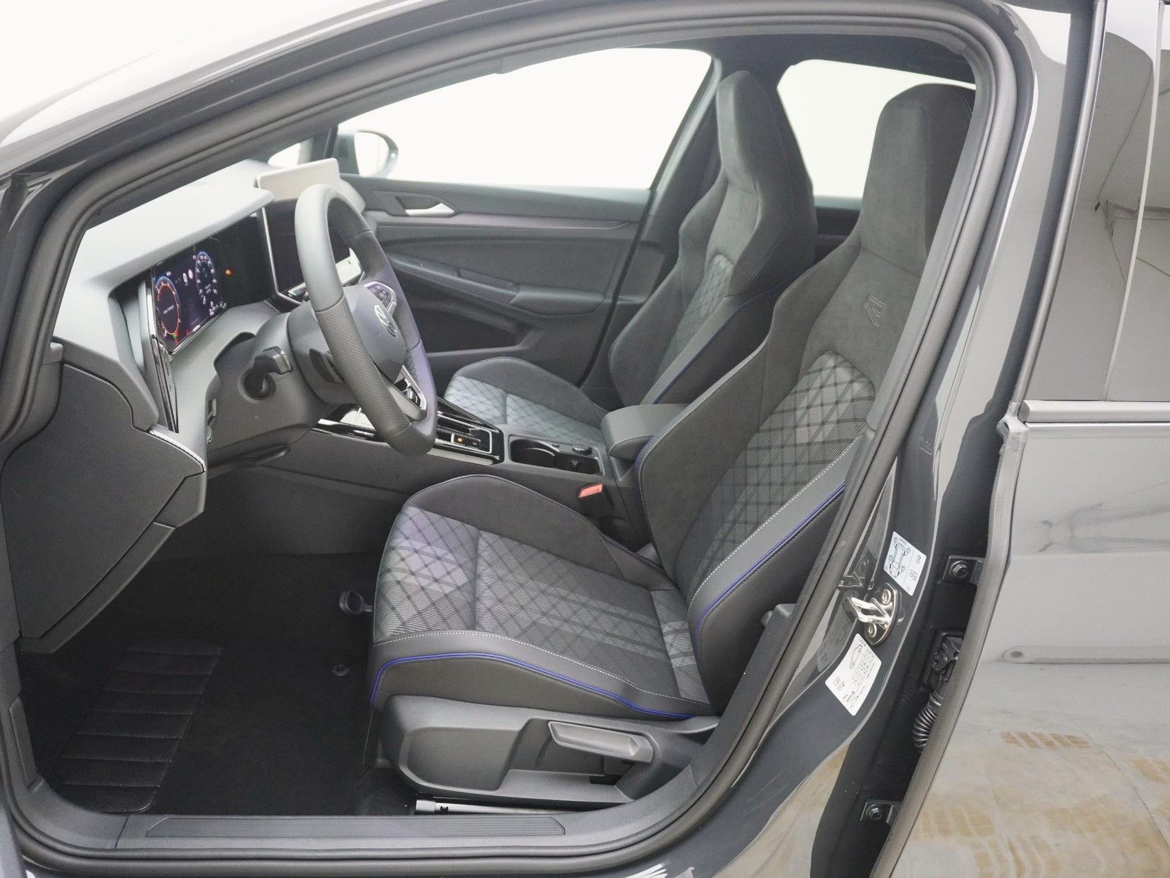 VW Golf VIII 1.5 eTSI R-Line DSG-image-11