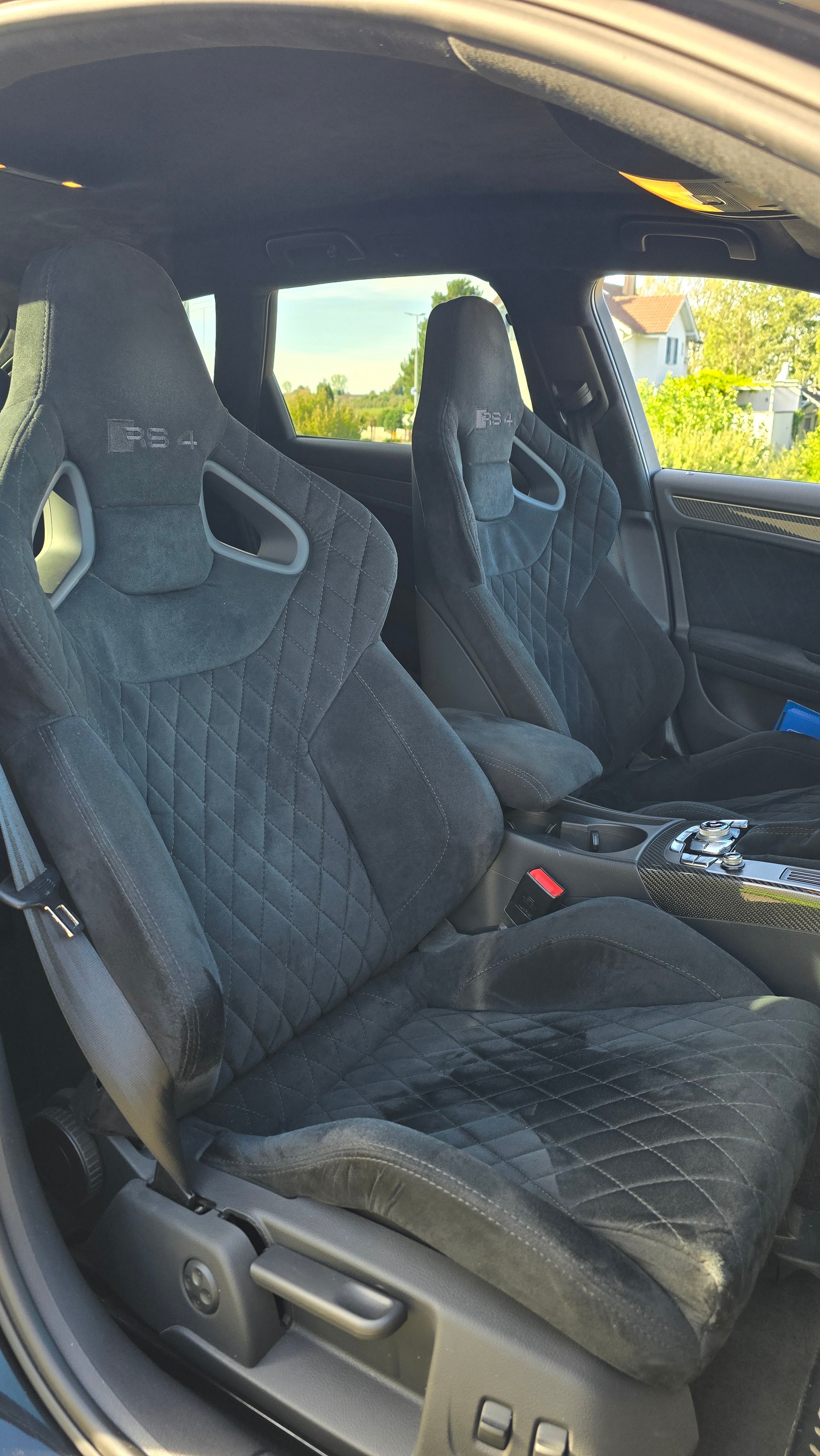 AUDI 4.2 V8 FSI quattro S-Tronic-image-2