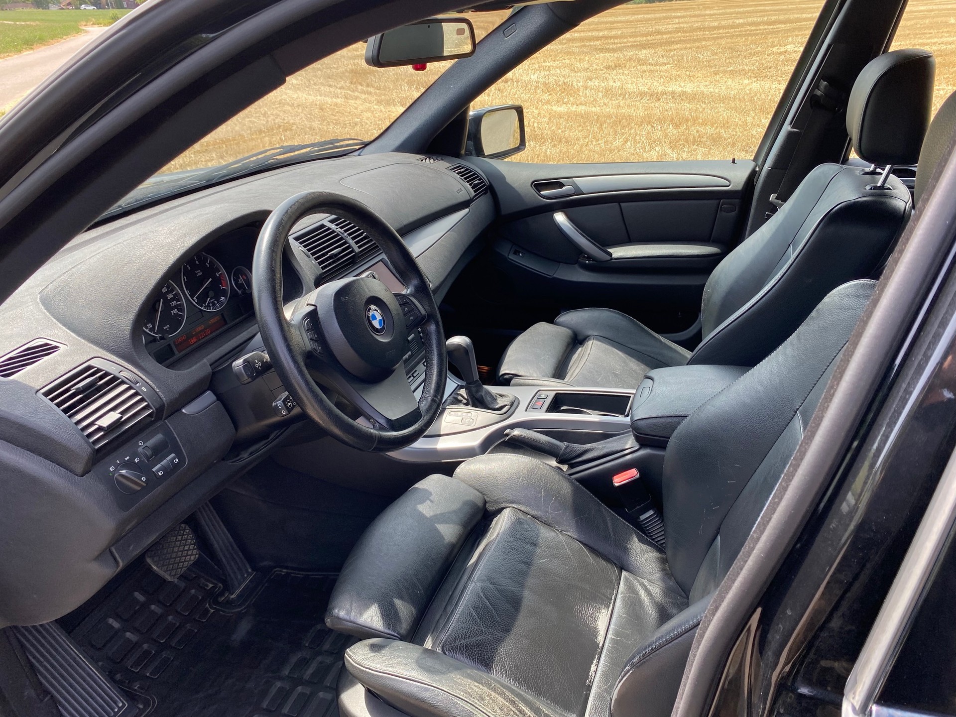 BMW 4.4i-image-4