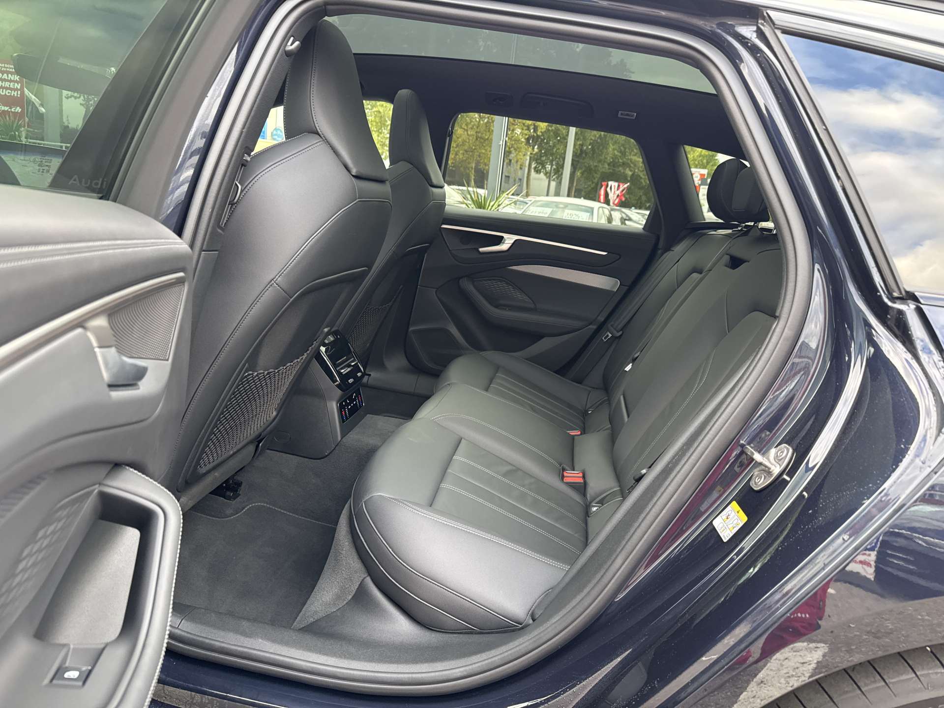 AUDI A6 Avant TDi S-Line 204PS S-Tronic Automat-image-6