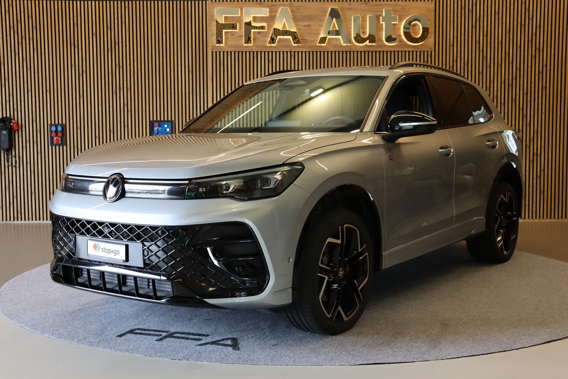 VW Tiguan 2.0 TDI SCR R-Line DSG 4motion-image-1