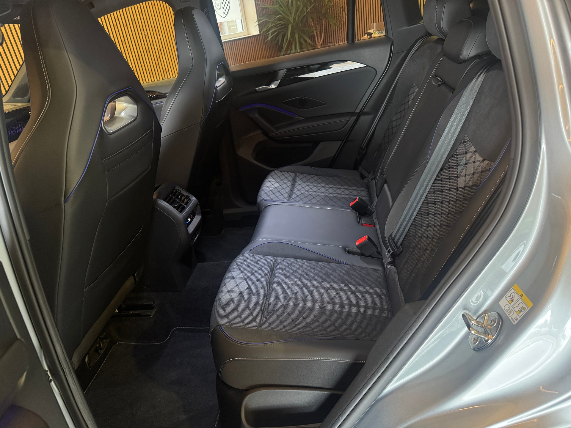 VW Tiguan 2.0 TDI SCR R-Line DSG 4motion-image-24