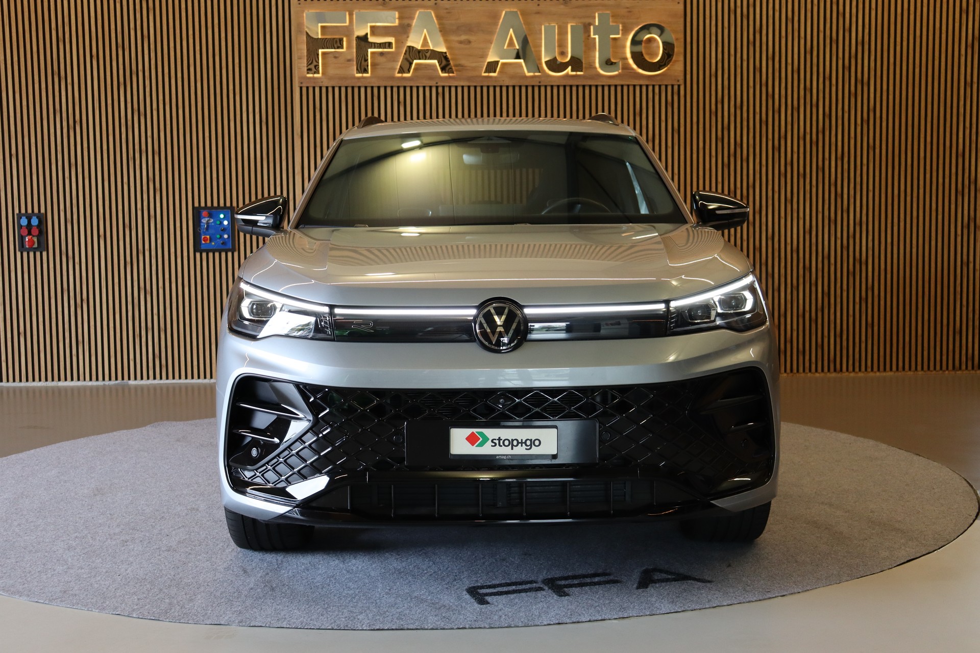 VW Tiguan 2.0 TDI SCR R-Line DSG 4motion-image-2