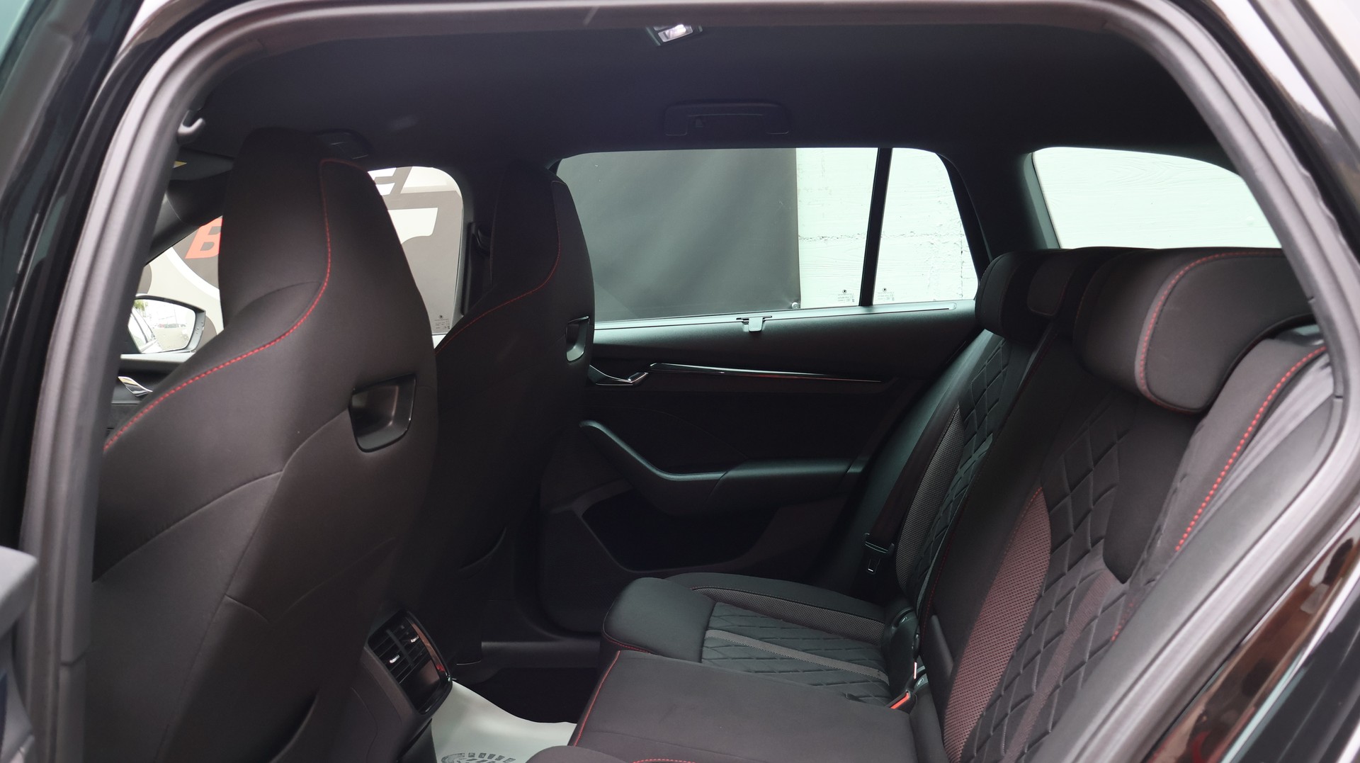SKODA Octavia Combi 2.0 TDI DSG RS 4x4-image-29