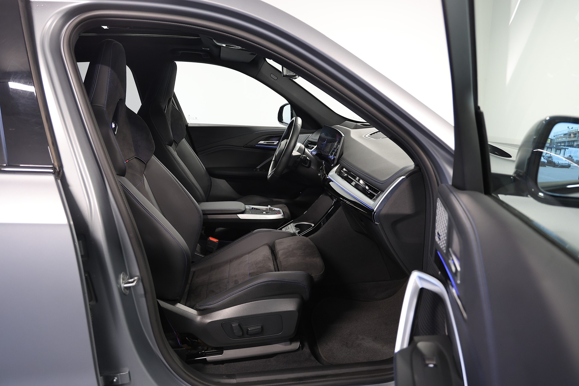 BMW iX1 30 xDrive M-Sport-image-11