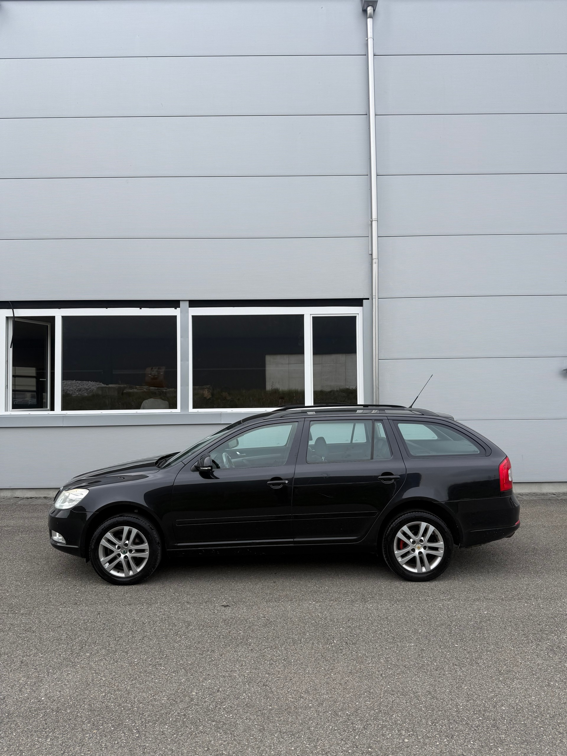 SKODA Octavia Combi 1.8 TSI Swiss Adventure 4x4-image-1