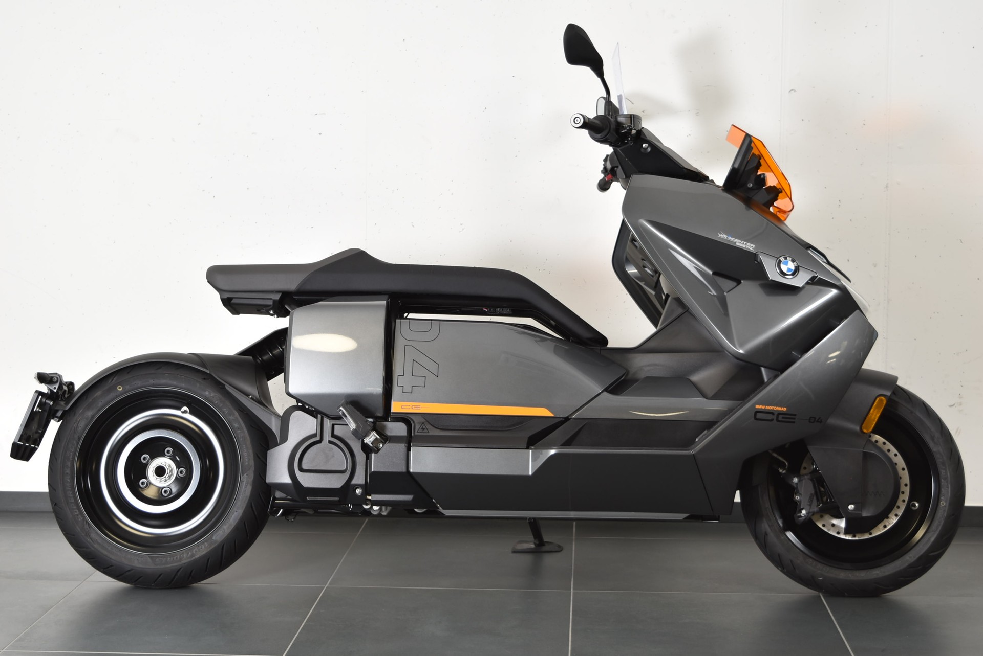 BMW CE 04-showroom-element-2