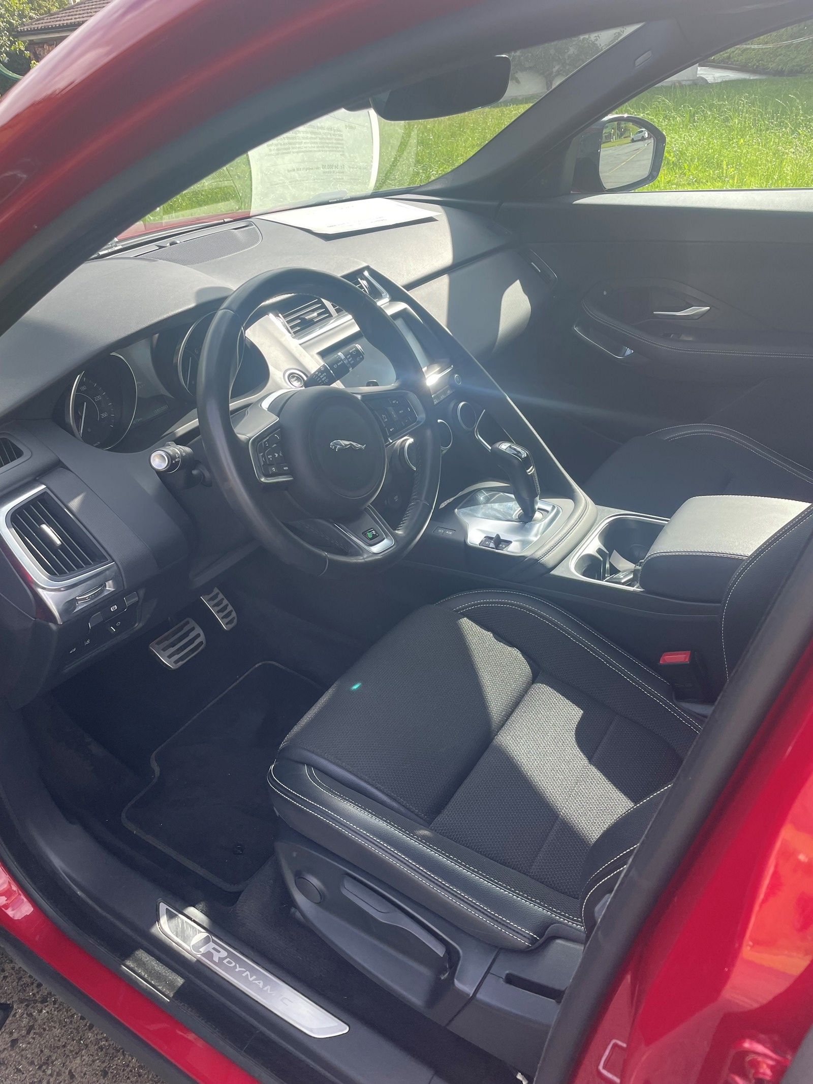 JAGUAR E-Pace P200 R-Dynamic AWD Automatik-image-3