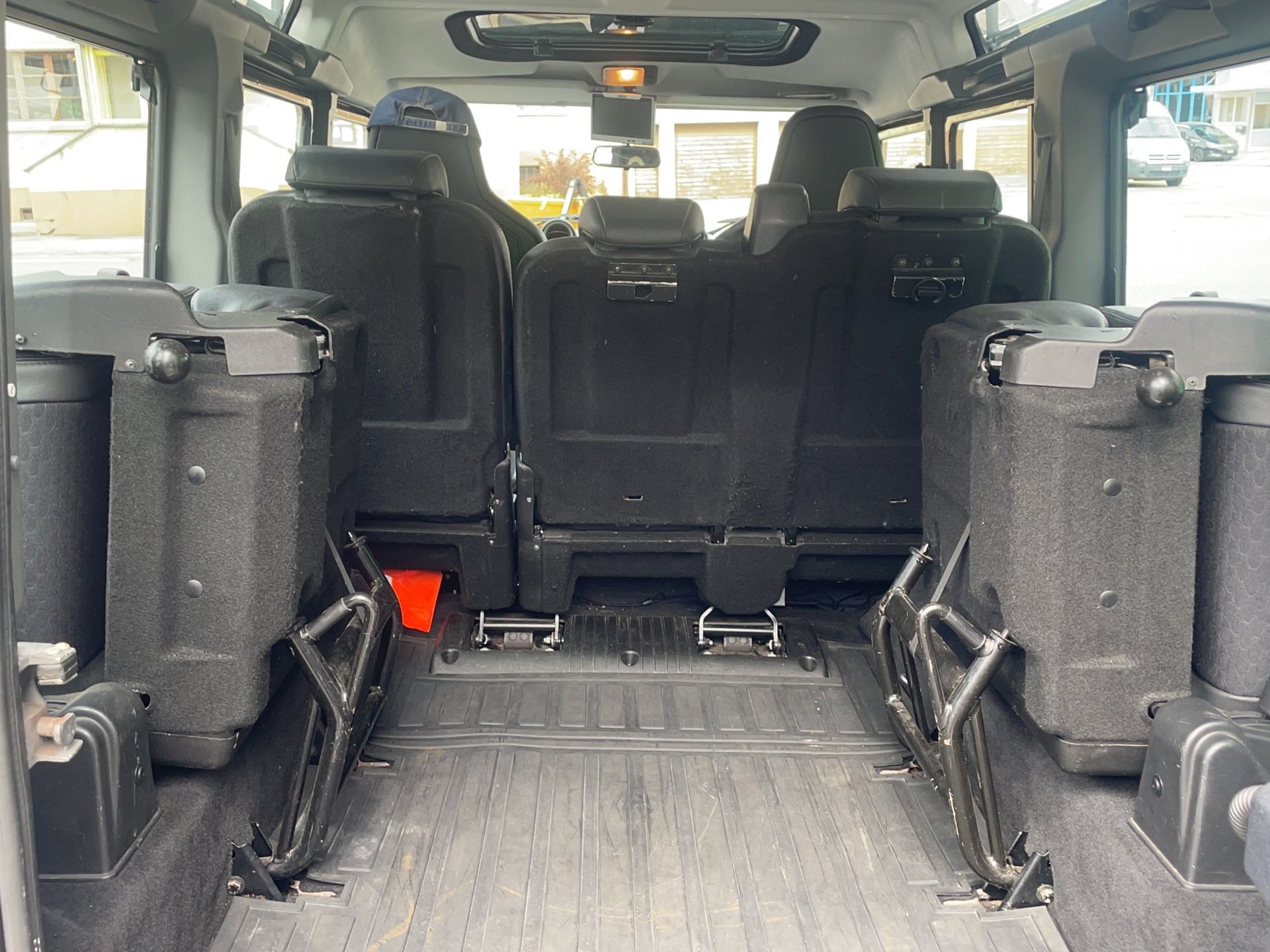 LAND ROVER Defender 110 SW 2.4Tdc SVX-image-10