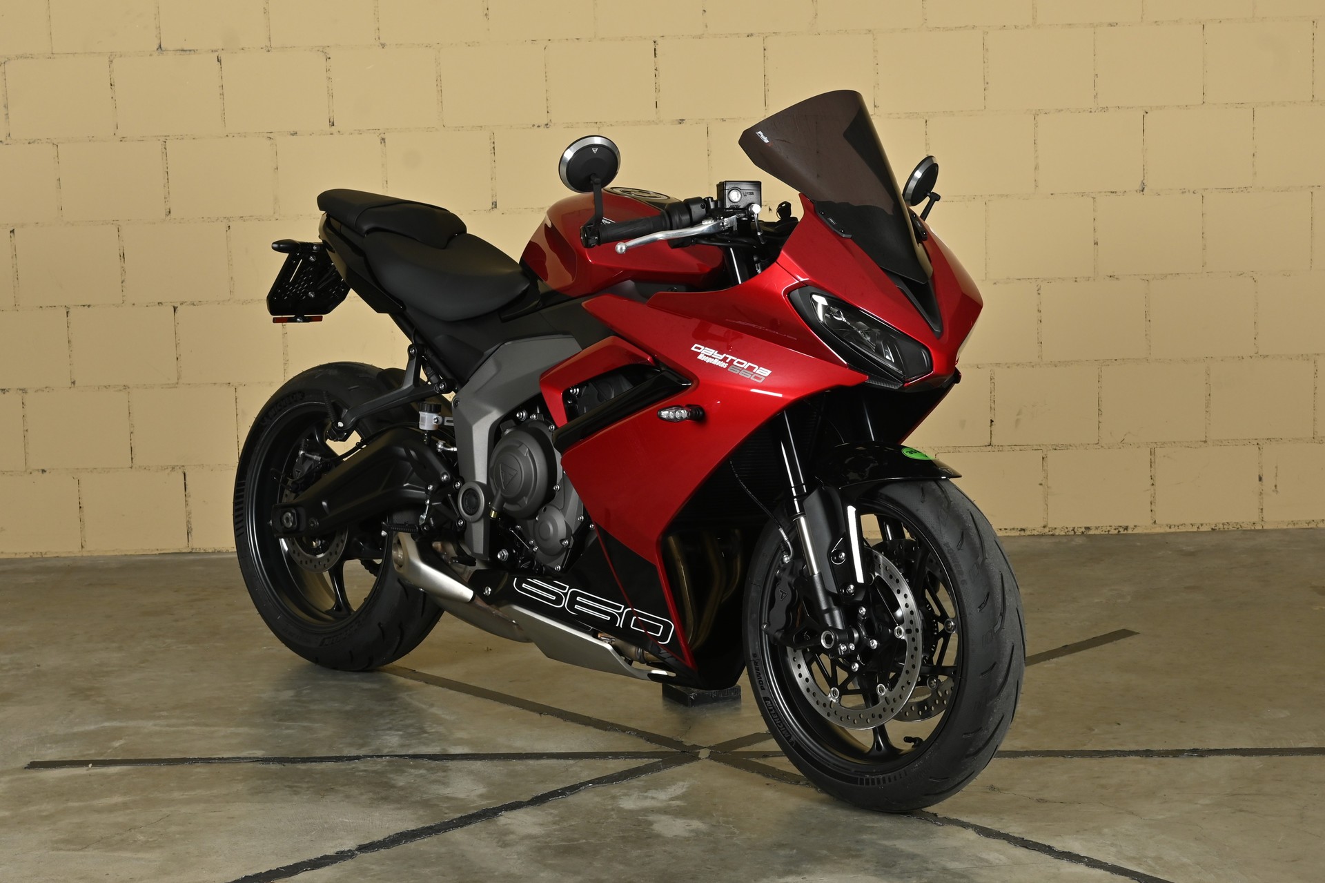 TRIUMPH Daytona 660-showroom-element-1