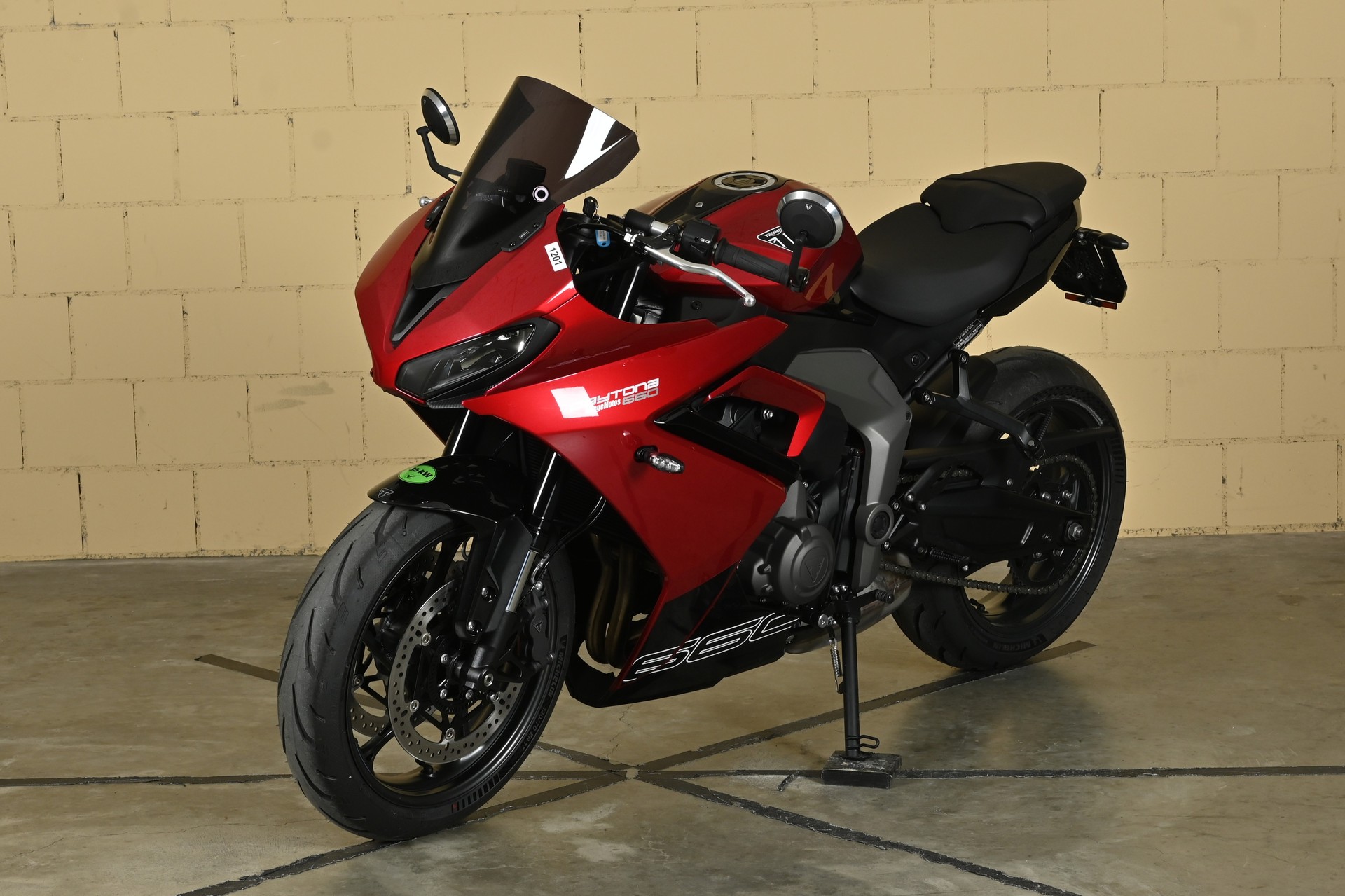 TRIUMPH Daytona 660-showroom-element-2