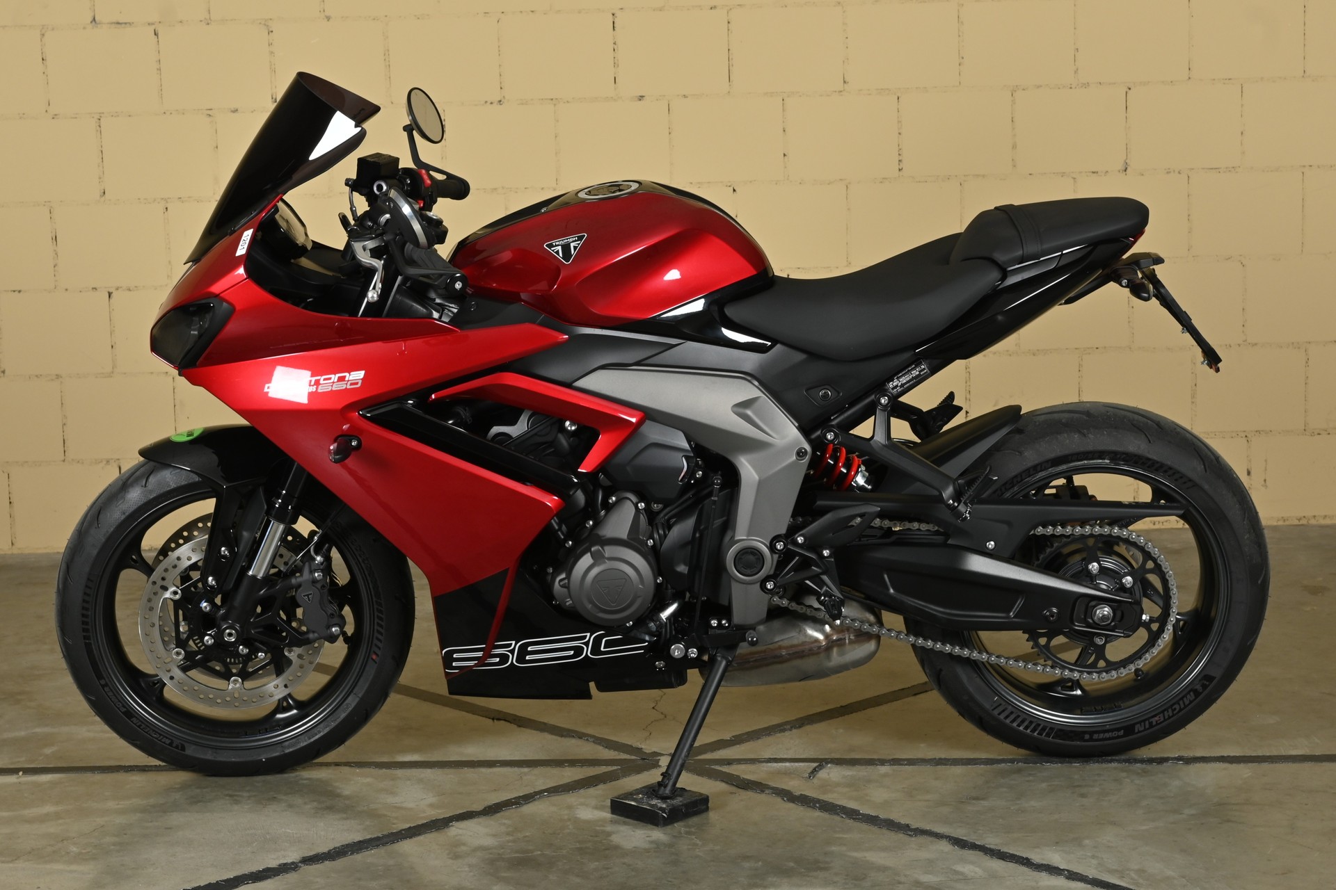 TRIUMPH Daytona 660-showroom-element-3