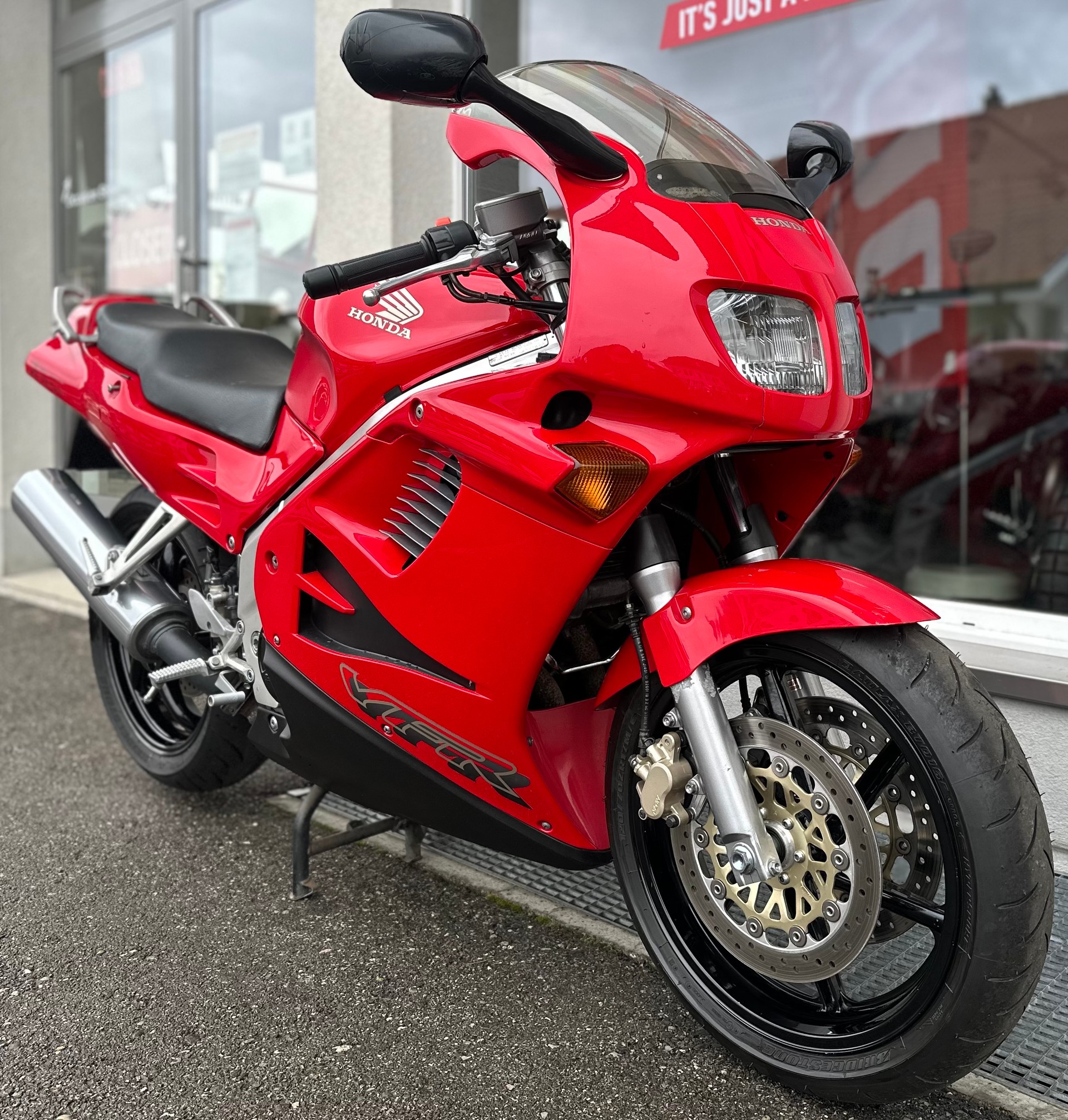 HONDA VFR 750 F R-V-showroom-element-2