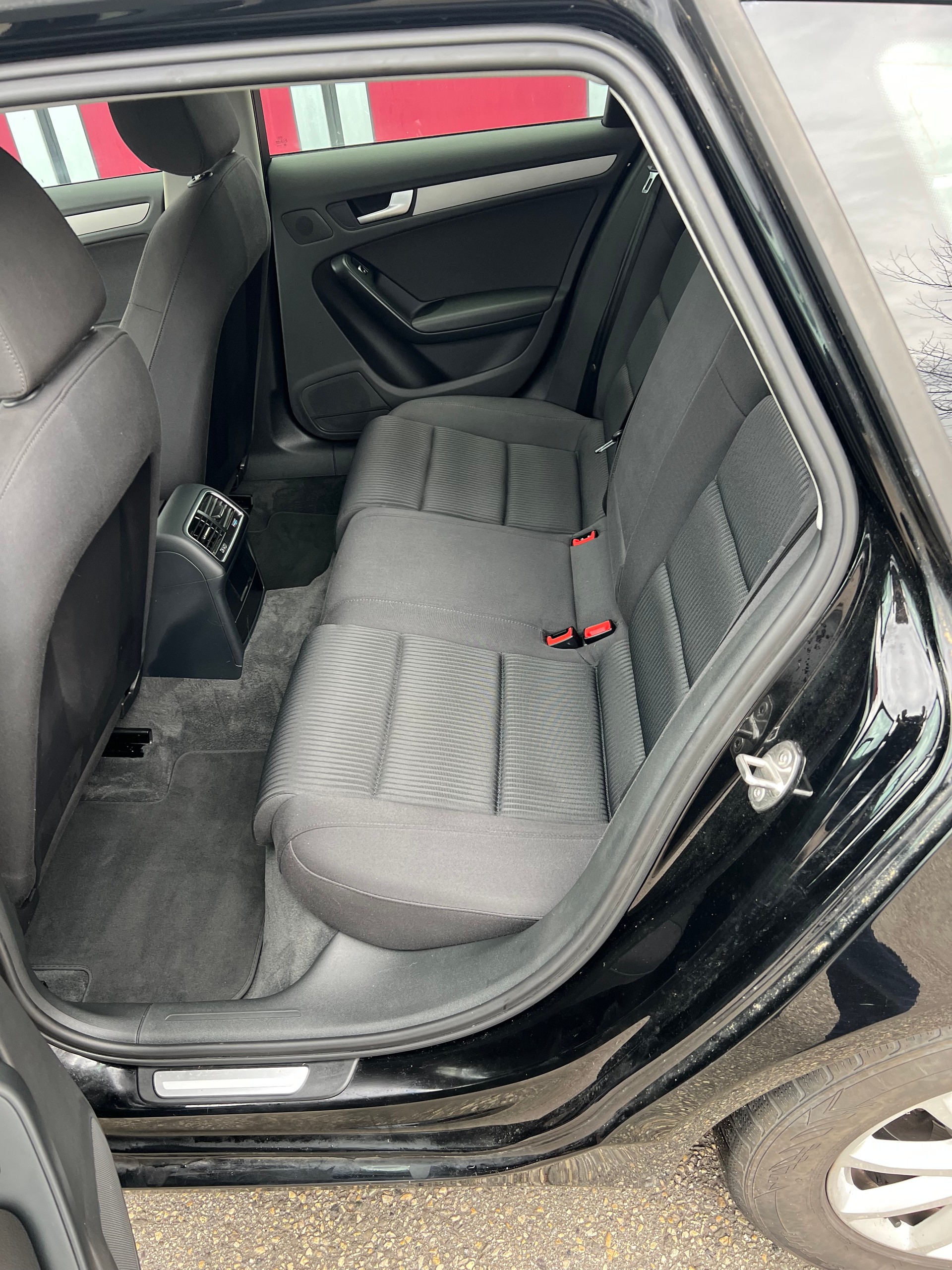 AUDI A4 Avant 2.0 TDI-image-5