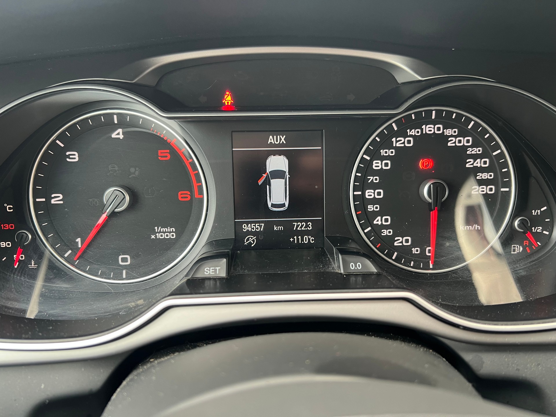 AUDI A4 Avant 2.0 TDI-image-8