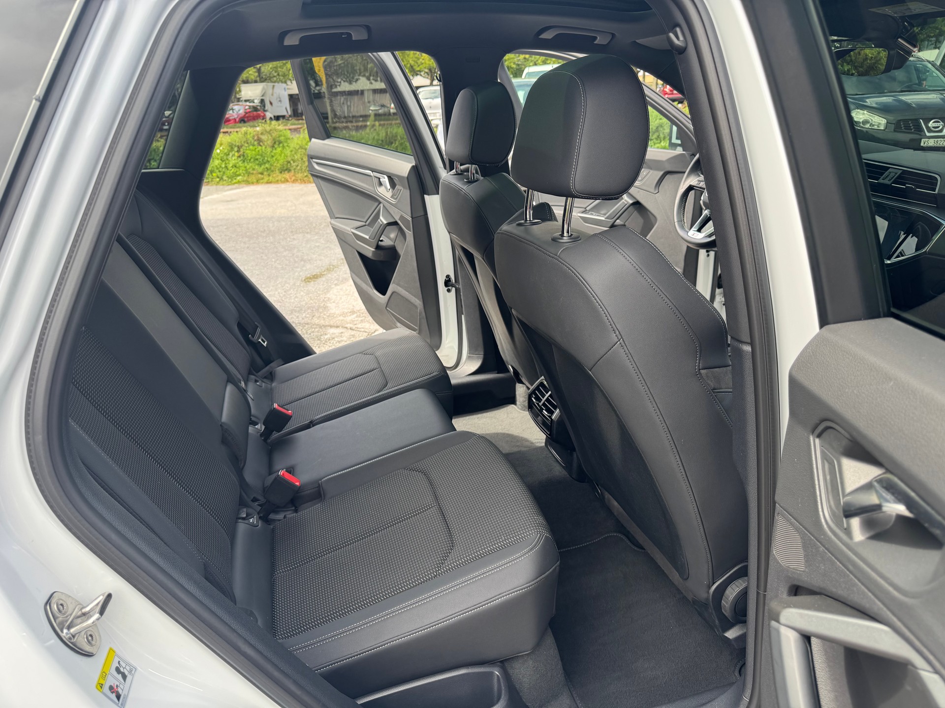 AUDI Q3 35 TDI S line quattro S-tronic-image-14
